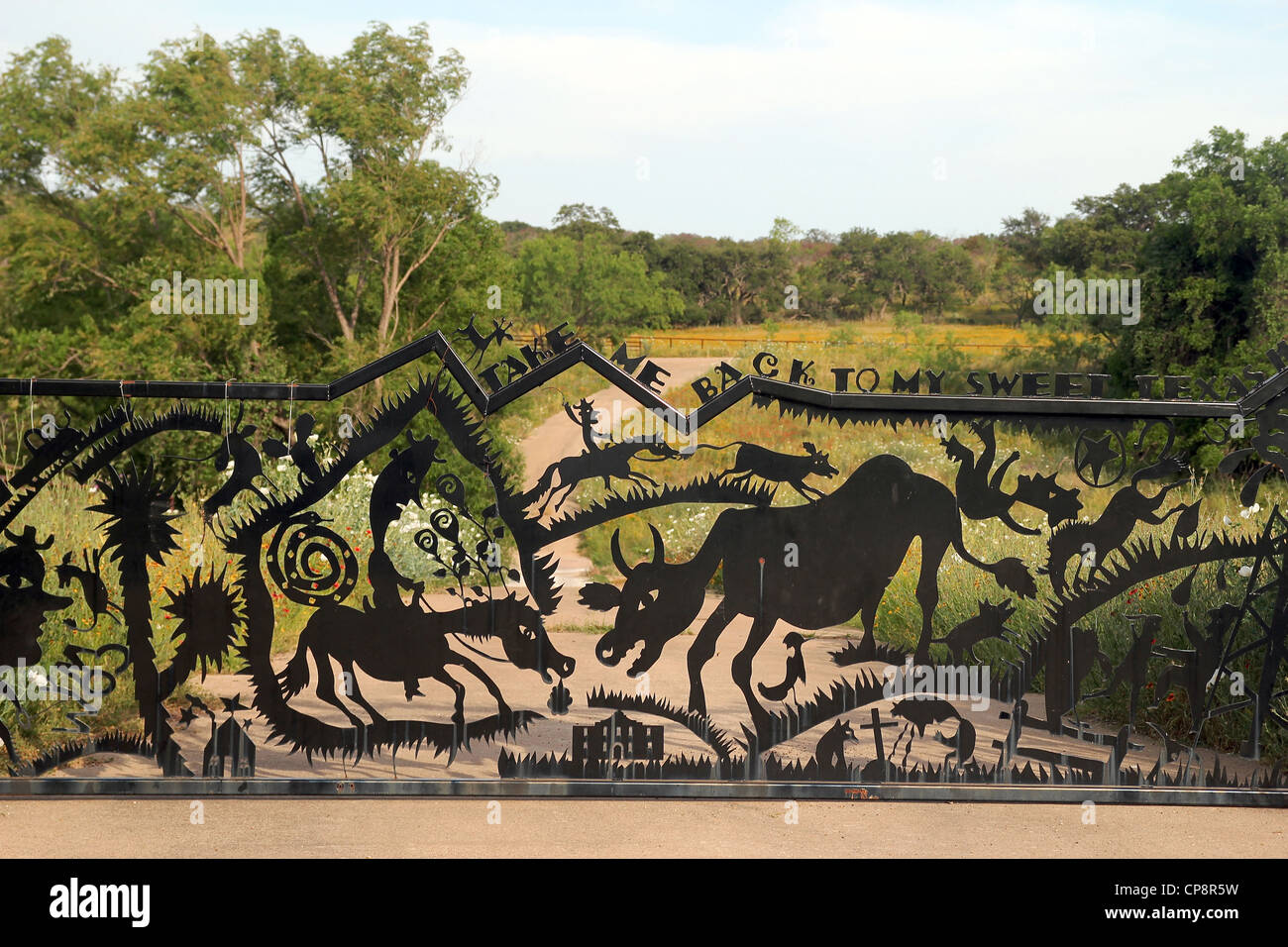 Detail einer ein Eisentor zu einer Eigenschaft entlang der Weide City Loop landschaftlich reizvolle Fahrt, in der Nähe von Fredericksburg, Texas Stockfoto