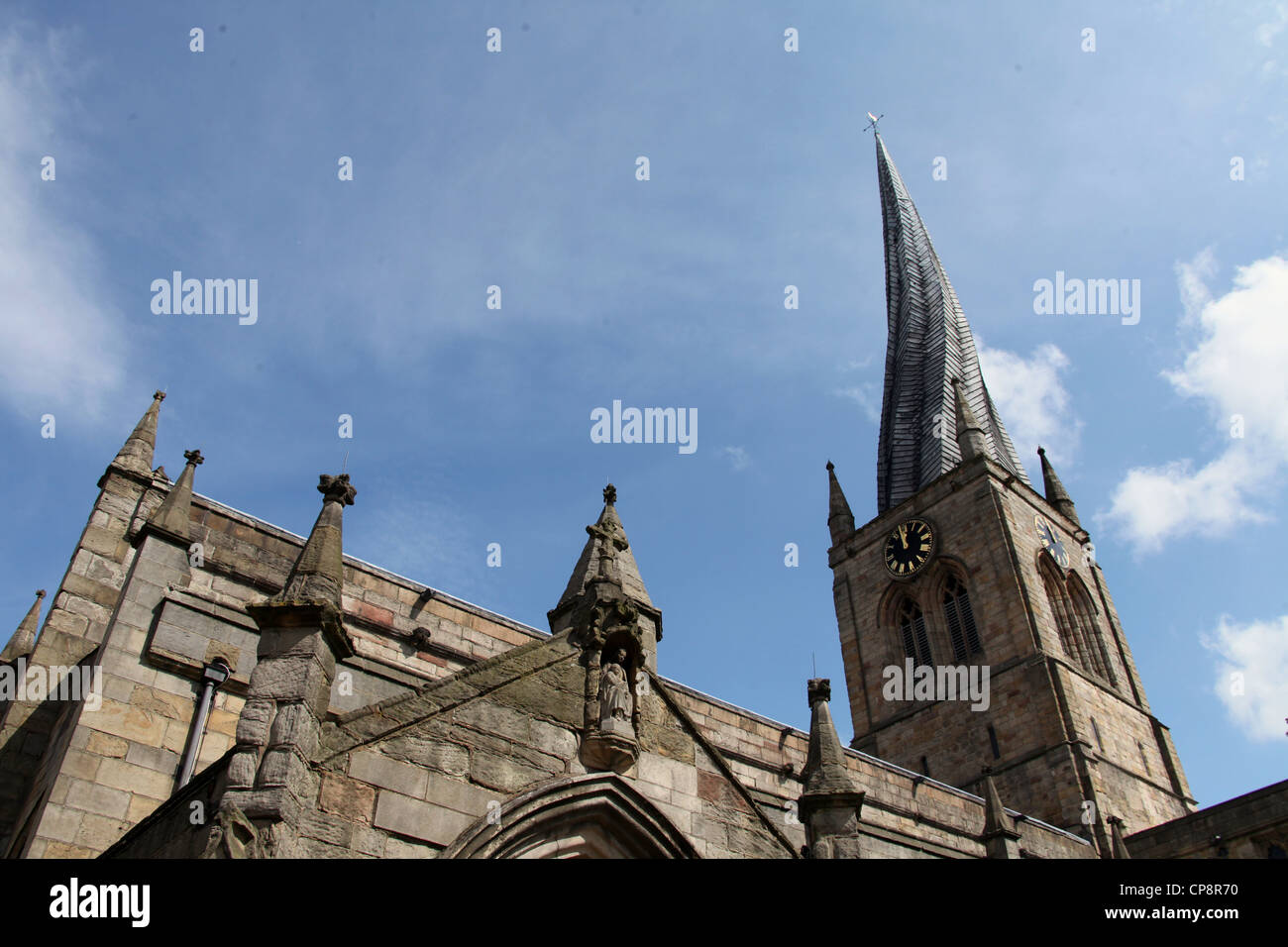 St Mary und All Saints Parish Church in Chesterfield, bekannt als die Crooked Spire Stockfoto