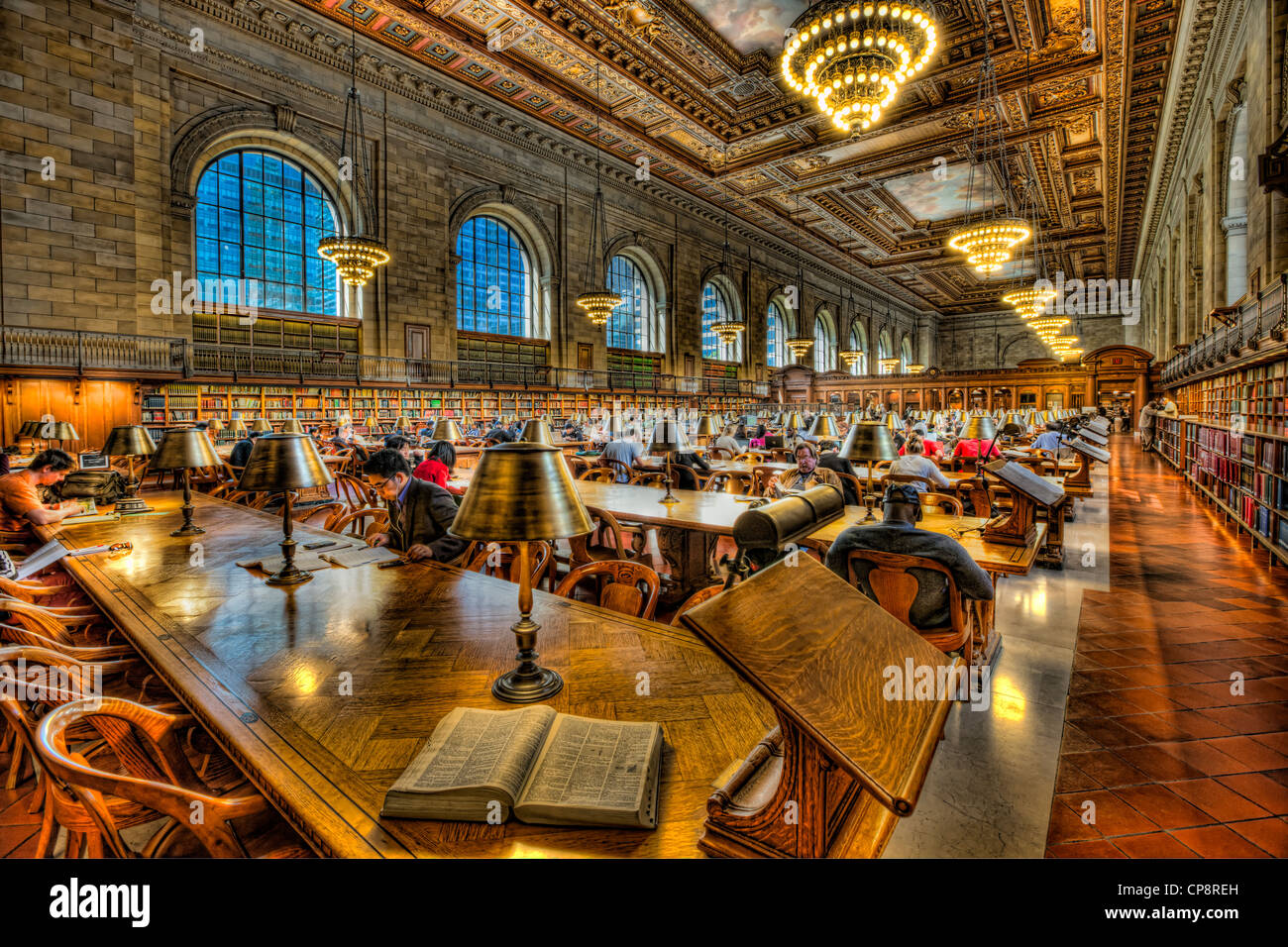 Menschen Arbeit, Studium und lesen im Rose Main Lesesaal in der Hauptfiliale der New York Public Library in New York City. Stockfoto