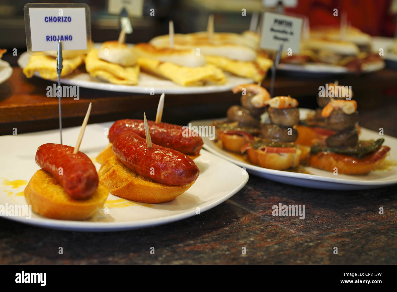 Auswahl an spanischen Tapas serviert in einer Bar in San Sebastian, Spanien Stockfoto