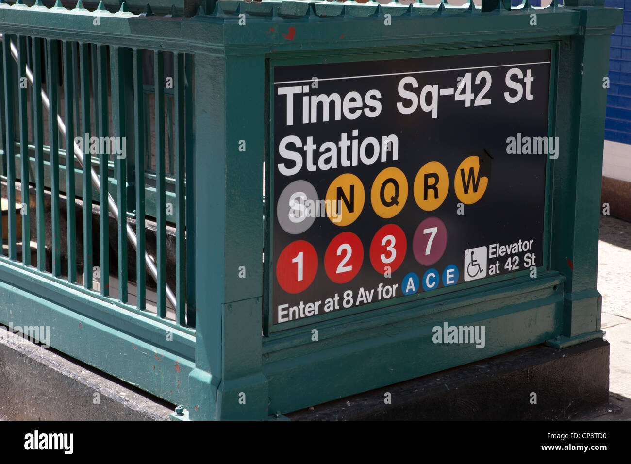 Ein Eingang, der Times Square - 42nd Street u-Bahn Station in New York City. Stockfoto
