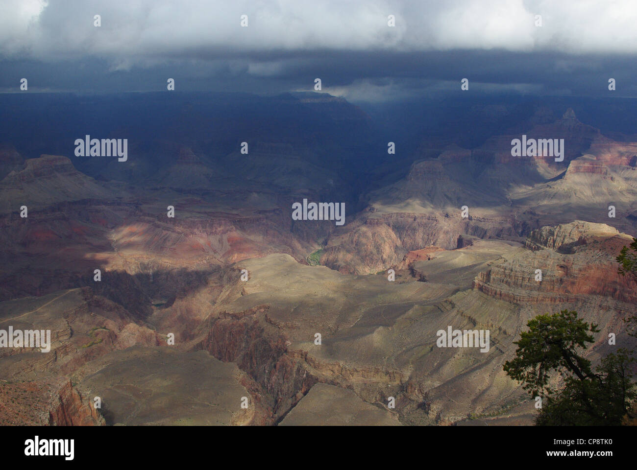 Dunkle Wolken und Sonne am Grand Canyon, Arizona Stockfoto