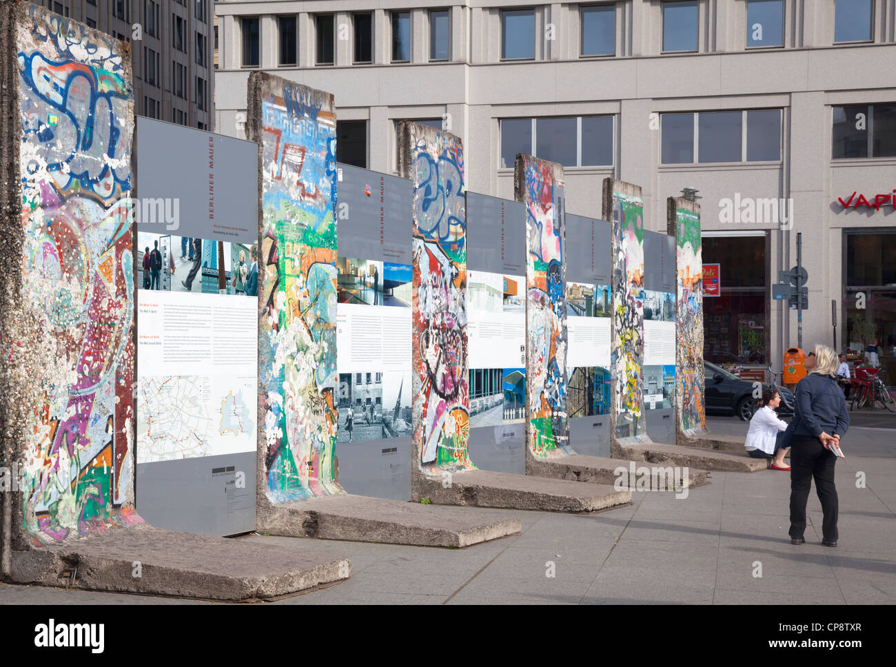 Teile der Berliner Mauer am Potsdamer Platz, Berlin, Deutschland Stockfoto