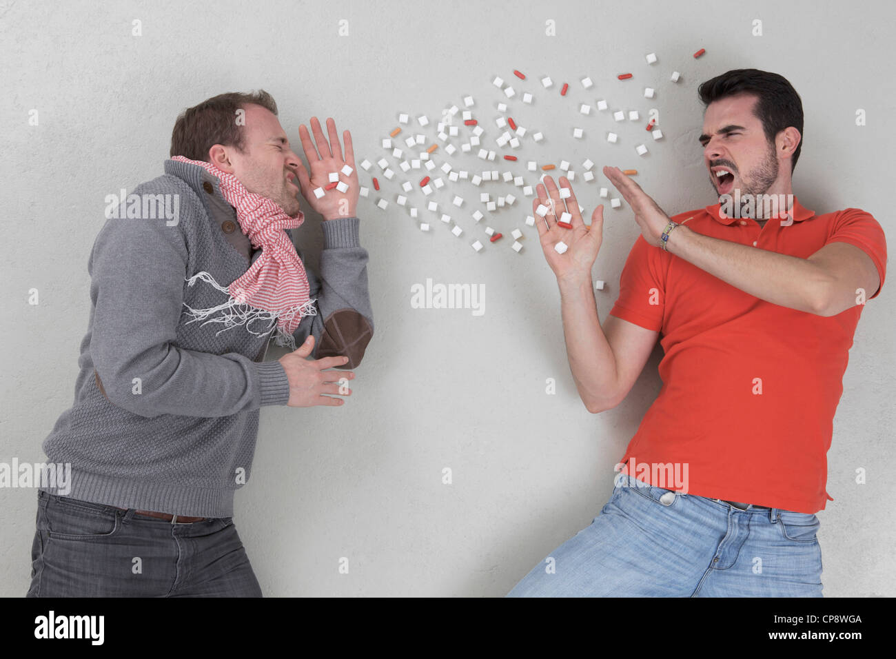 Menschen, die Niesen über junger Mann Stockfoto