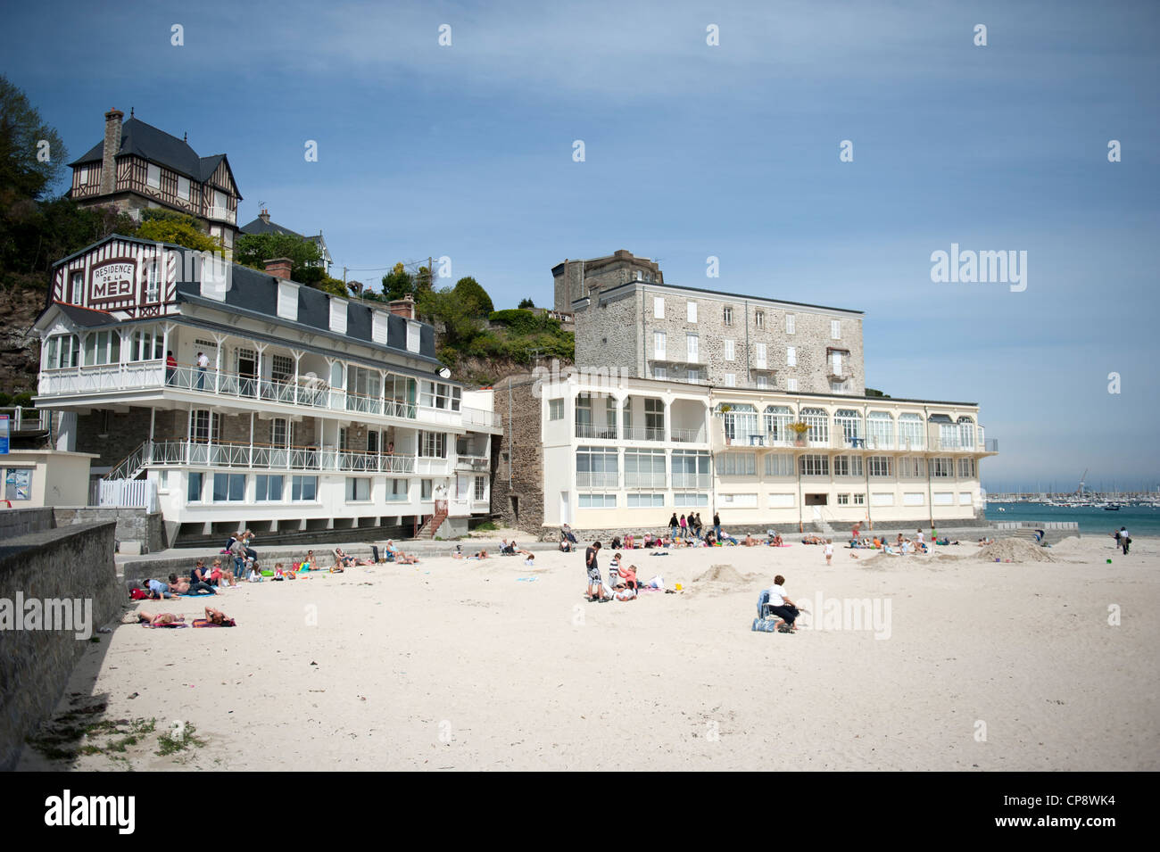 Die 2km lange Strand Grande Plage des St-Cast-le-Guildo grenzt Hotels aus dem 19./20. Jahrhundert, Bretagne, Frankreich Stockfoto