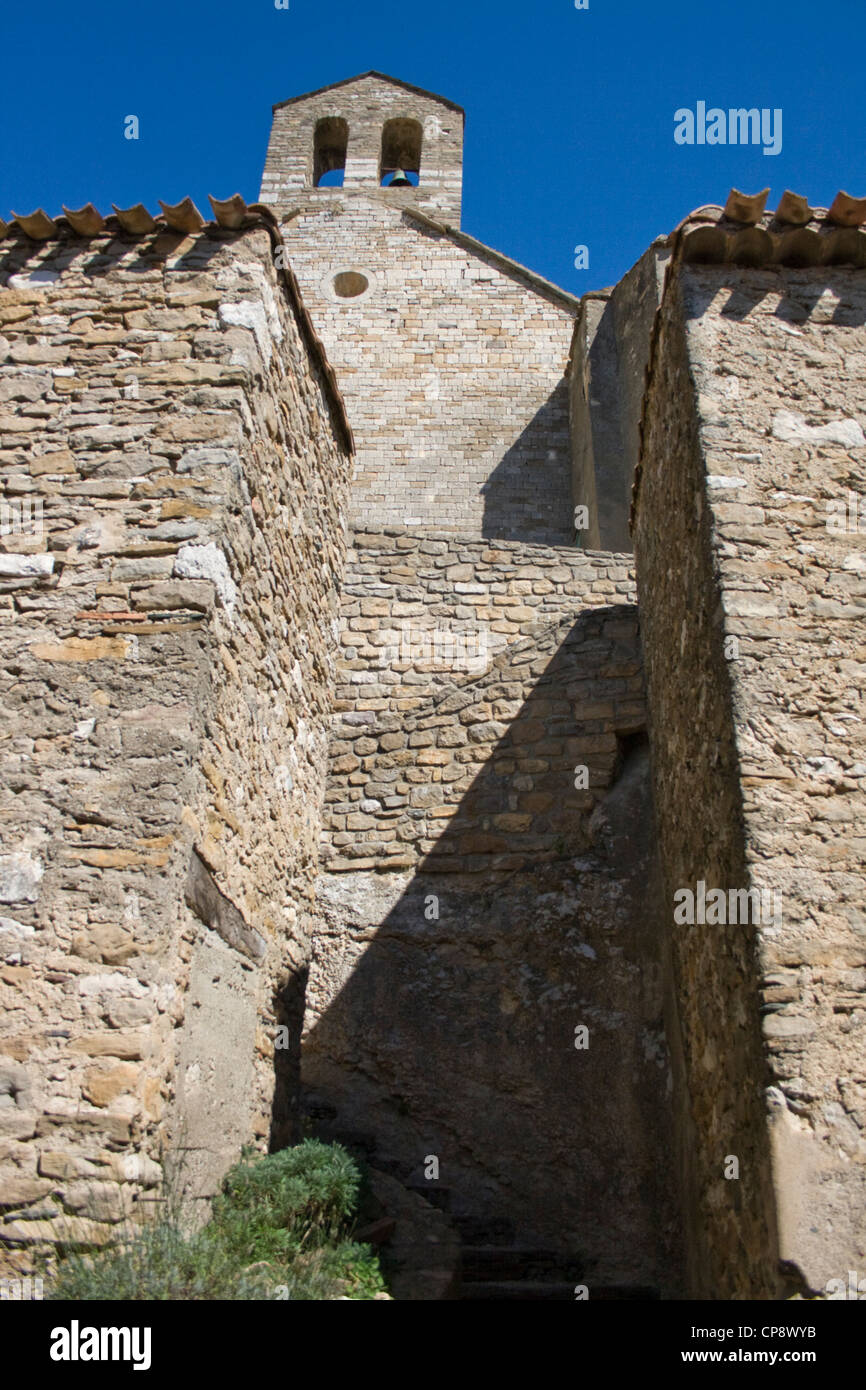 Steinfassaden und Glockenturm Stockfoto