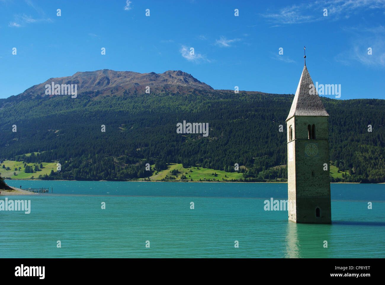 Turm der versunkenen Kirche im grünen See Resia mit Elferspitze, Italien Stockfoto