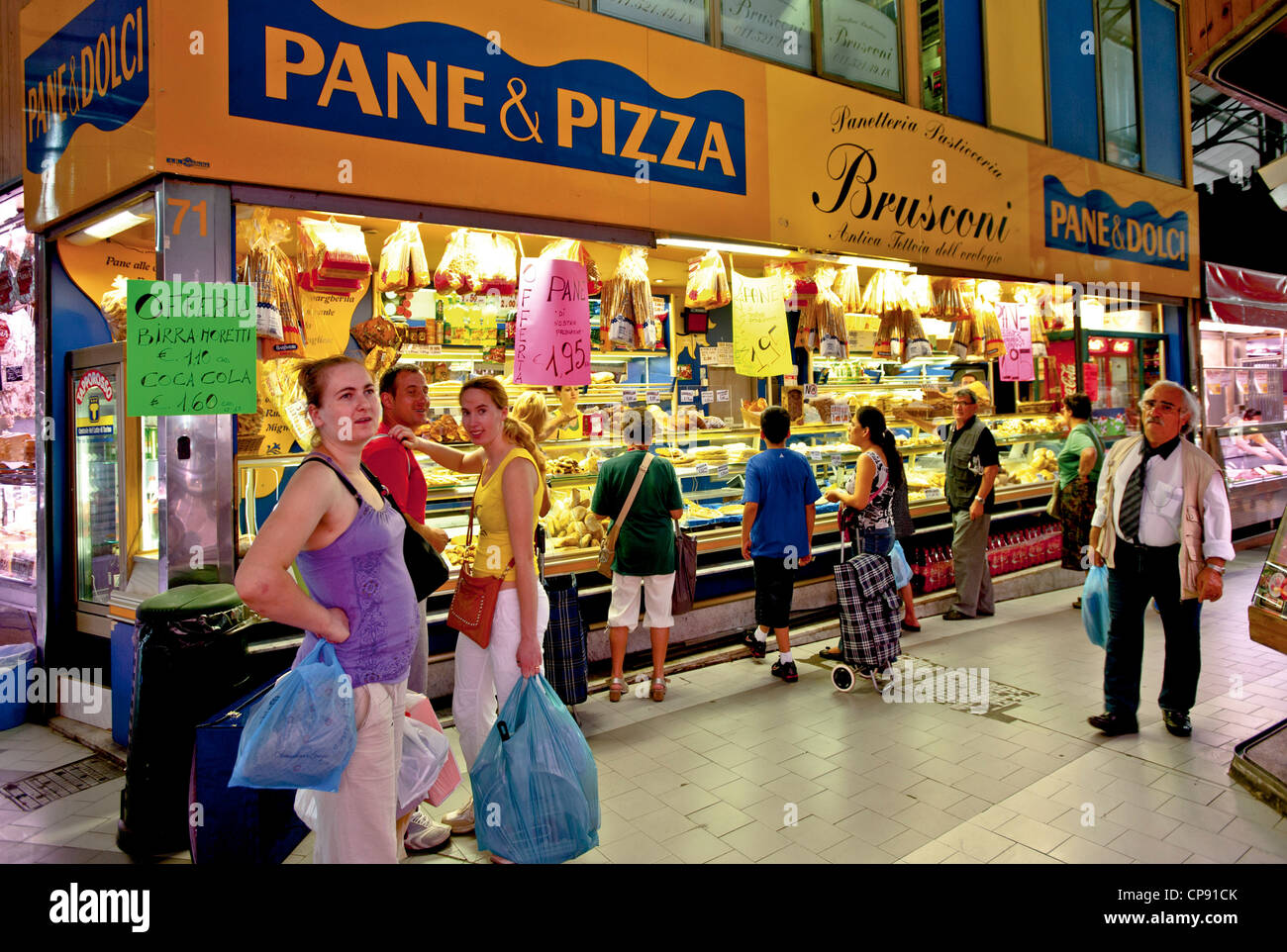 Europa Italien Piemont Turin Piazza della Repubblica der beliebte Markt von Porta Palazzo abgedeckt Lebensmittelmarkt Stockfoto