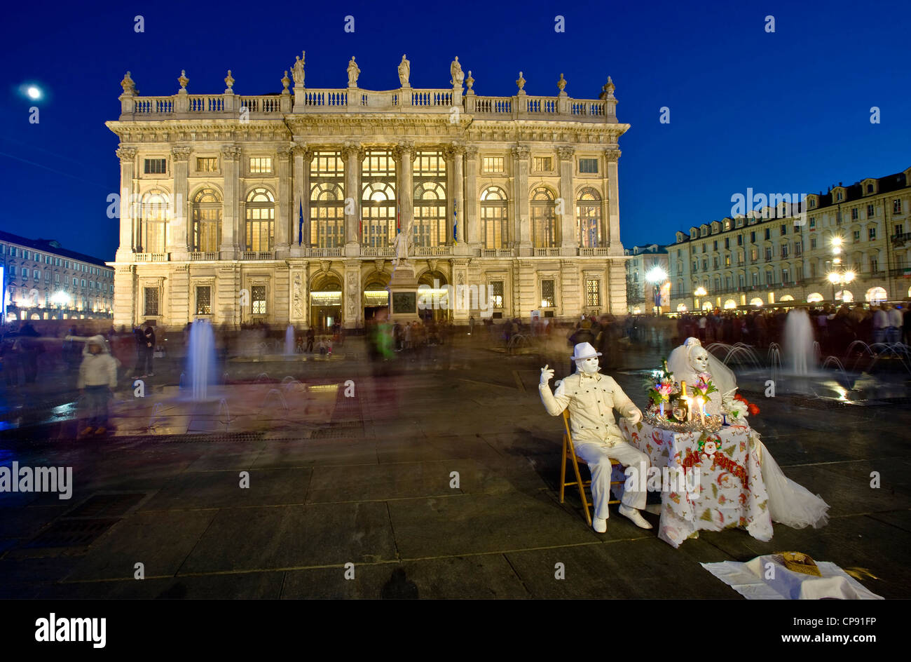 Europa Italien Piemont Turin, Piazza Castello, der Palazzo Madama und zwei Street performer Stockfoto