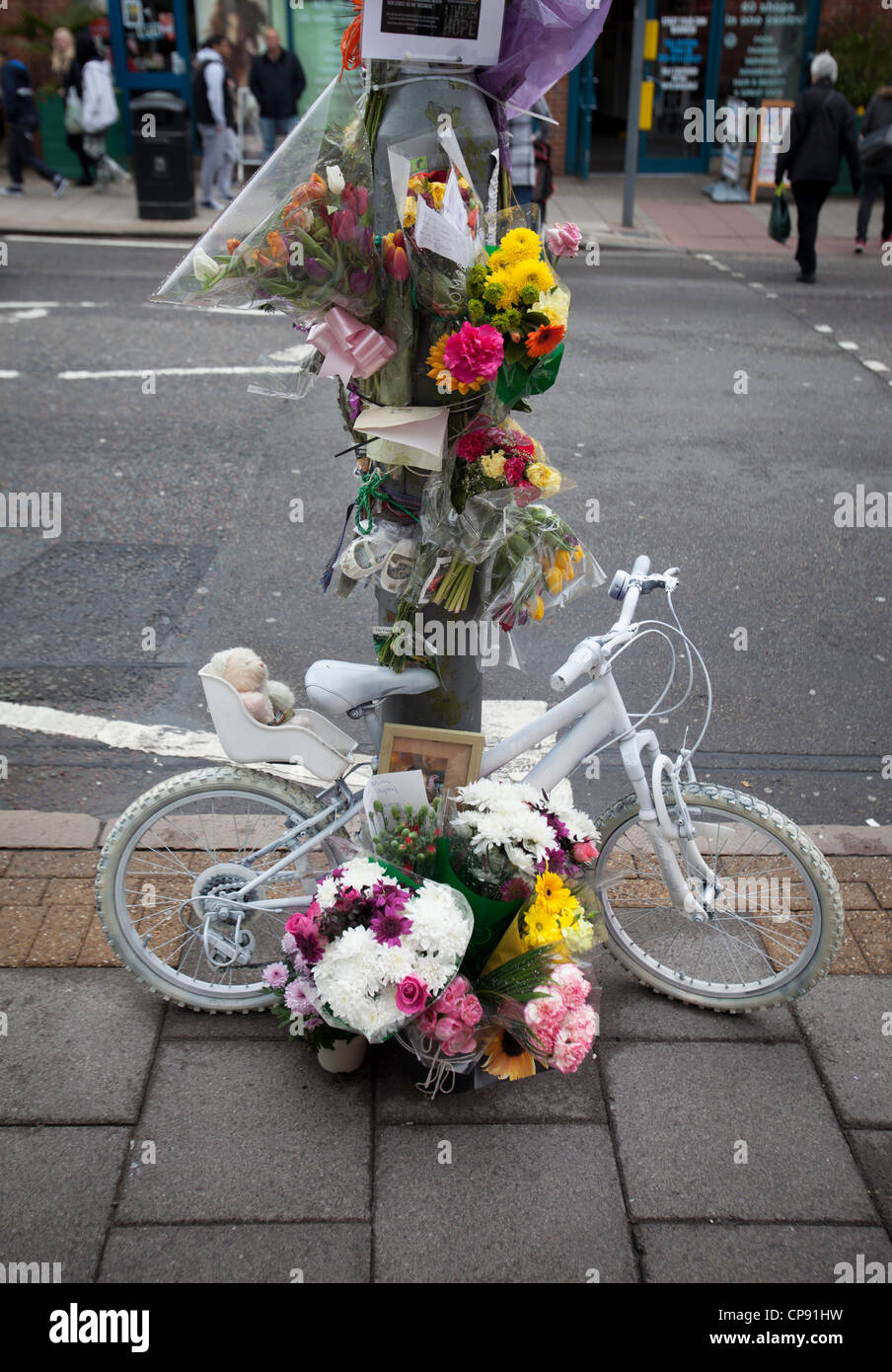 Eine am Straßenrand Hommage an ein Verkehrsopfer in Birmingham, UK Stockfoto