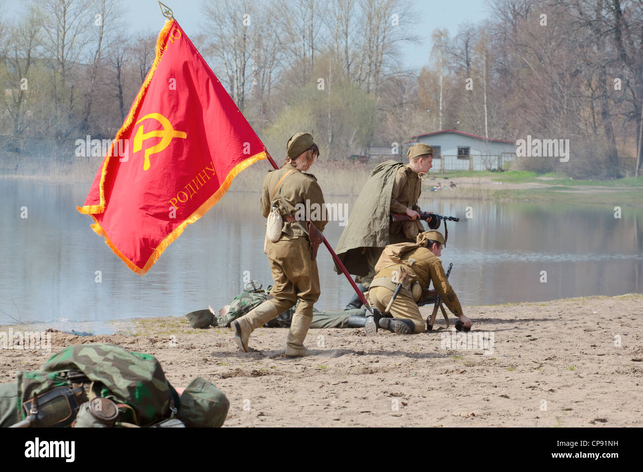 Zweiten Weltkrieg, historische Rekonstruktion, Sowjetsoldaten, russischer Soldat, sowjetische Flagge Stockfoto