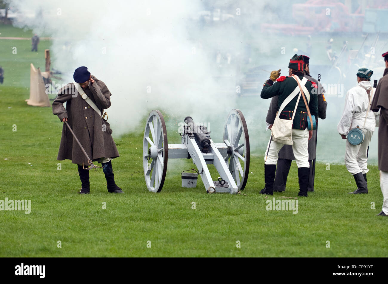 Mitglieder der napoleonischen französischen Armee brennen ihre Kanone an einem napoleonischen Re-Enactment-Gesellschaft-Tag Stockfoto