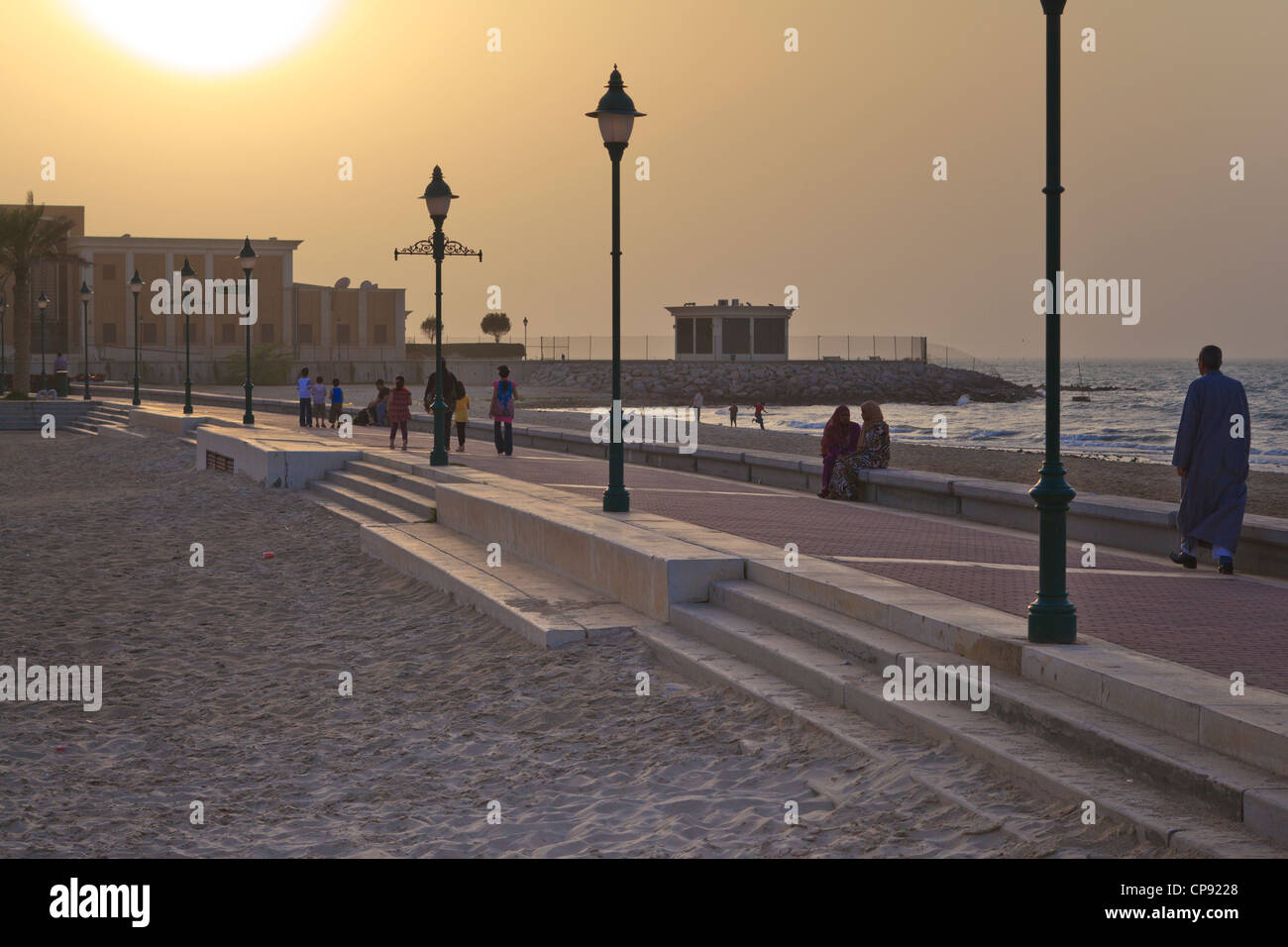 Coastal Ansicht Promenade Offroad Golf in Kuwait-Stadt in der Abenddämmerung Stockfoto