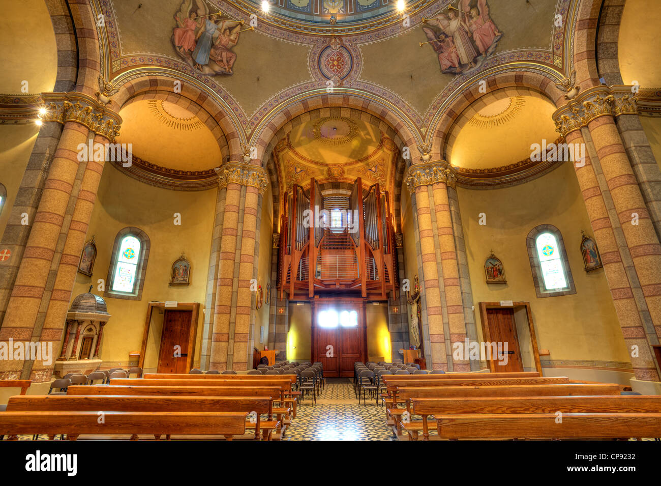 Bänke und Pfeifenorgel in Madonna Moretta katholische Kirche in Alba, Nord-Italien anzeigen Stockfoto