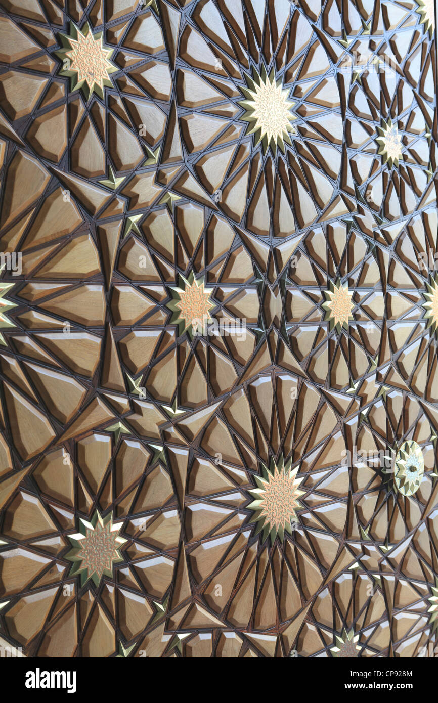 Detail der massiven Vordertüren des arabischen Organisationen Hauptquartier in Kuwait-Stadt. Stockfoto