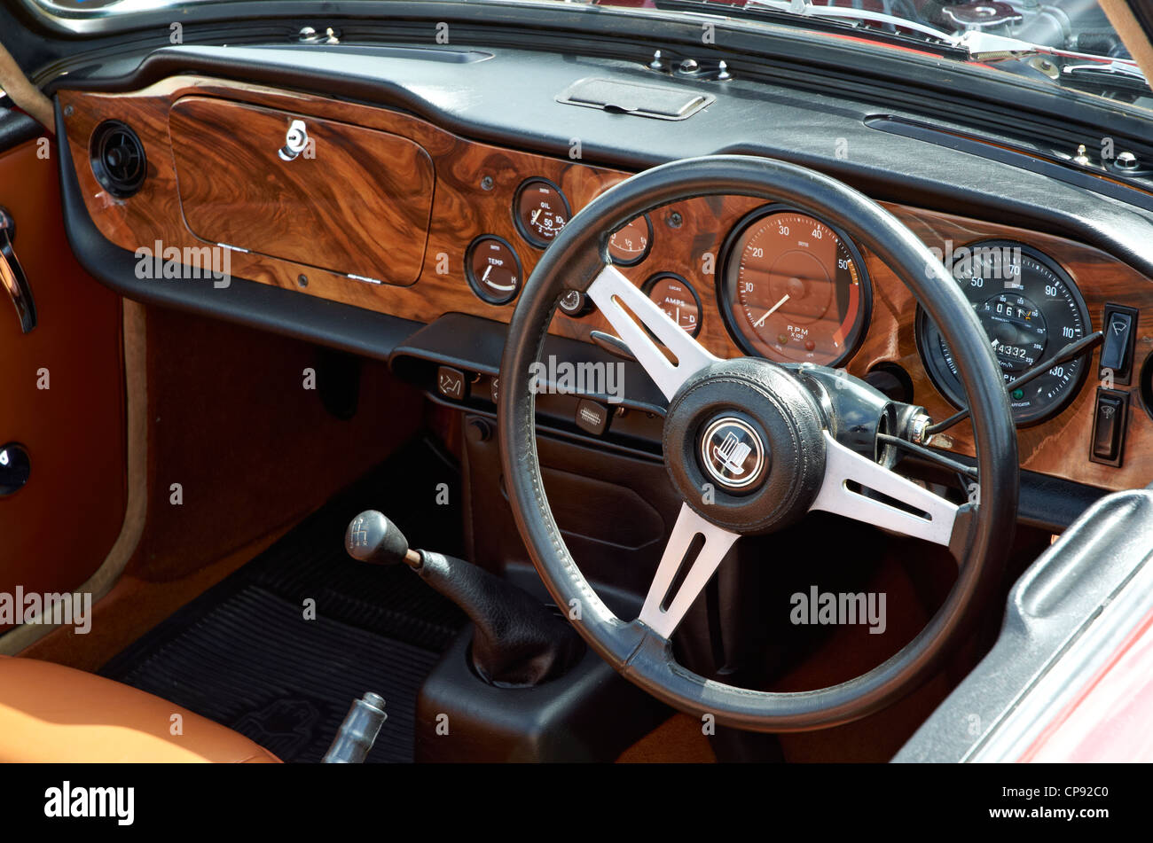 Cockpit eines Triumph TR6-Sportwagens produziert 1969-1976 in England. Stockfoto