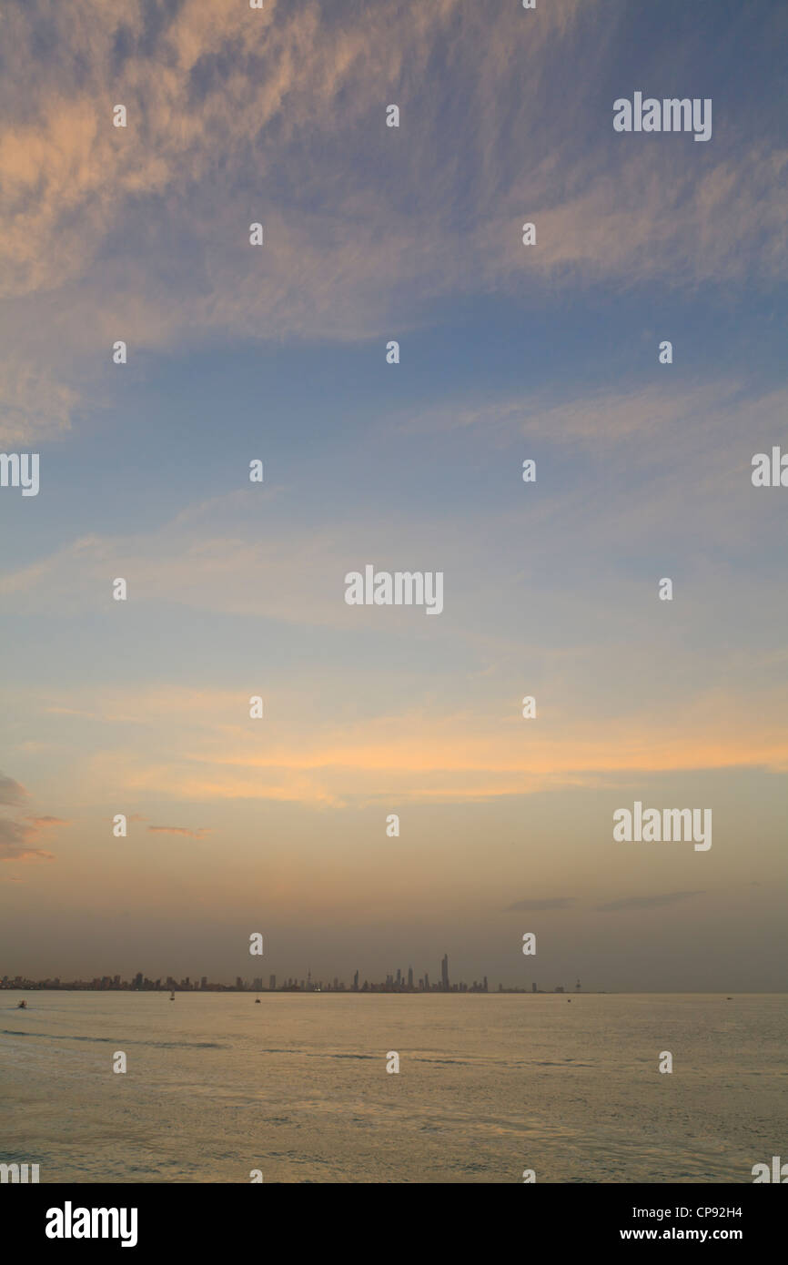Kuwait Stadt Skyline mit "großen" Himmel! Stockfoto