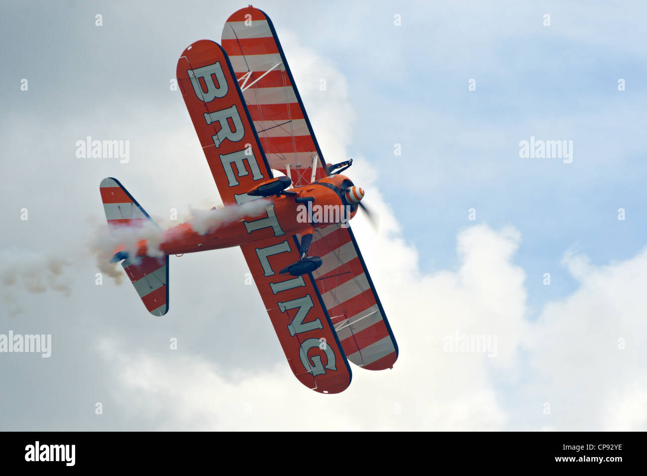 Breitling Wingwalkers auf Boeing Stearman Doppeldecker auf der Abingdon Airshow 2012. Stockfoto