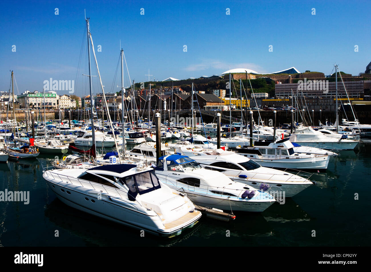 Blick auf den Yachthafen in St. Helier voller Yachten und Boote, Jersey, Kanalinseln Stockfoto