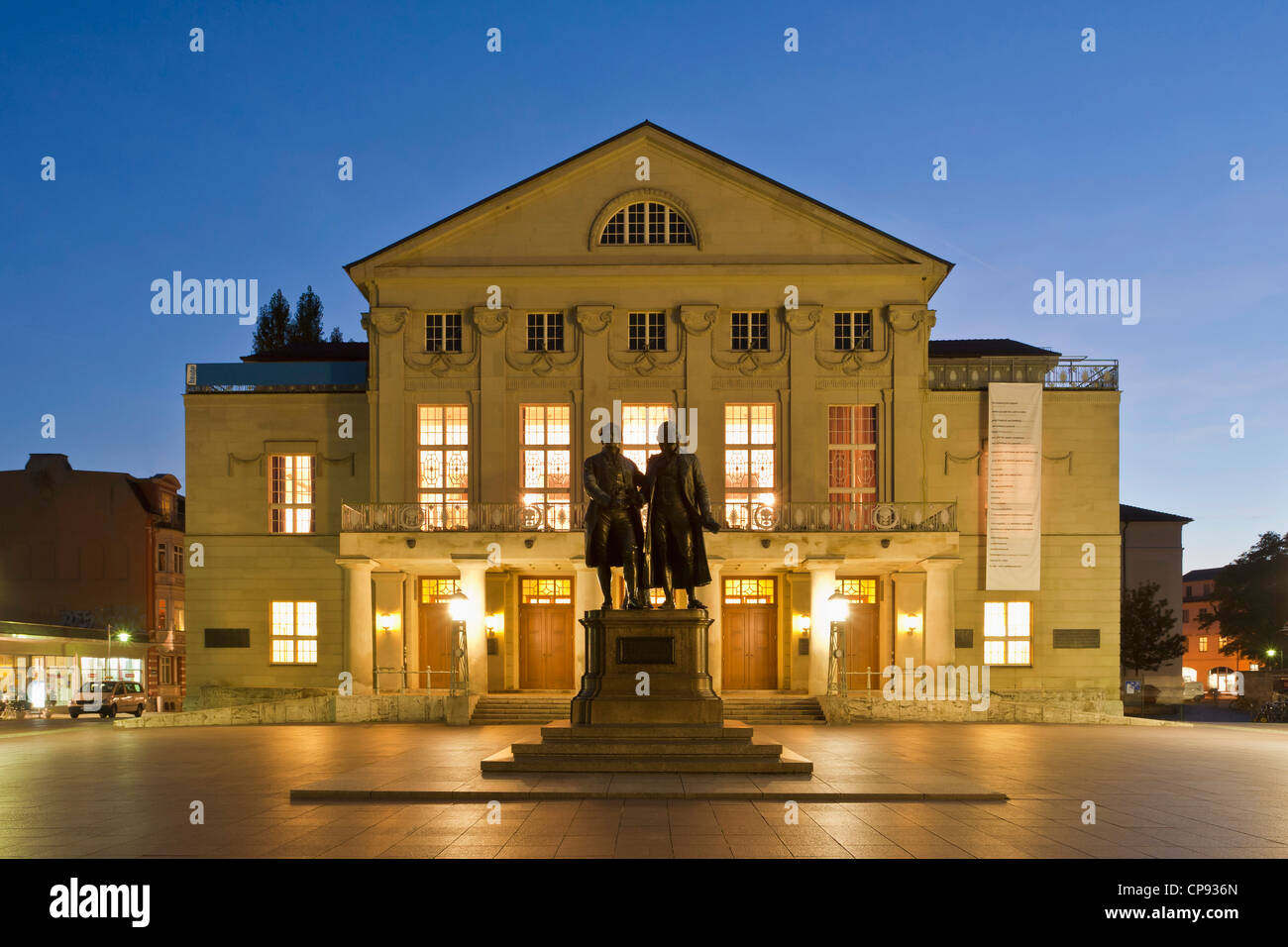 Deutschland, Thüringen, Weimar, Blick auf Denkmal vor dem Deutschen Nationaltheater Stockfoto