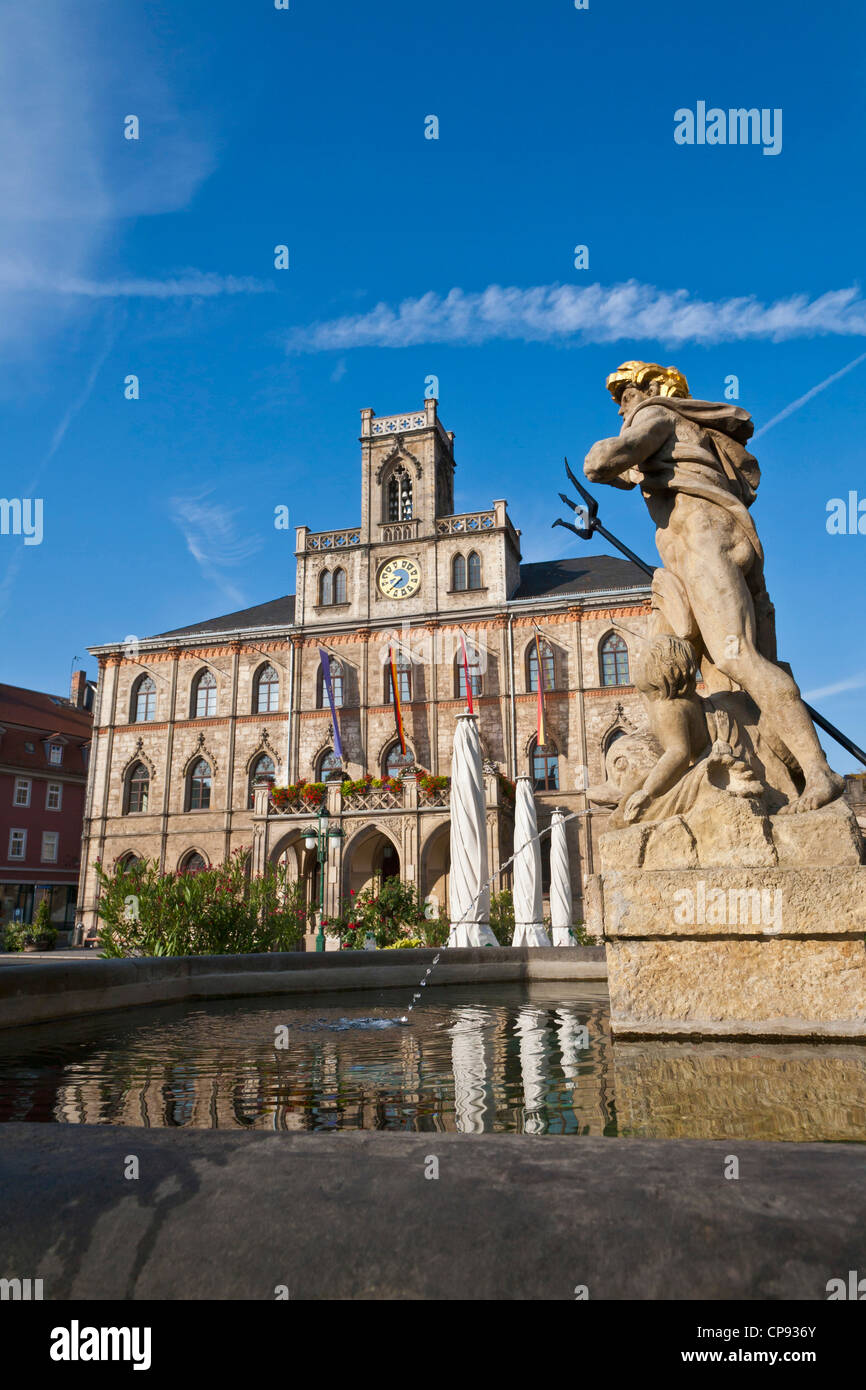 Deutschland, Thüringen, Weimar, Ansicht der Neptun-Brunnen und Rathaus Stockfoto