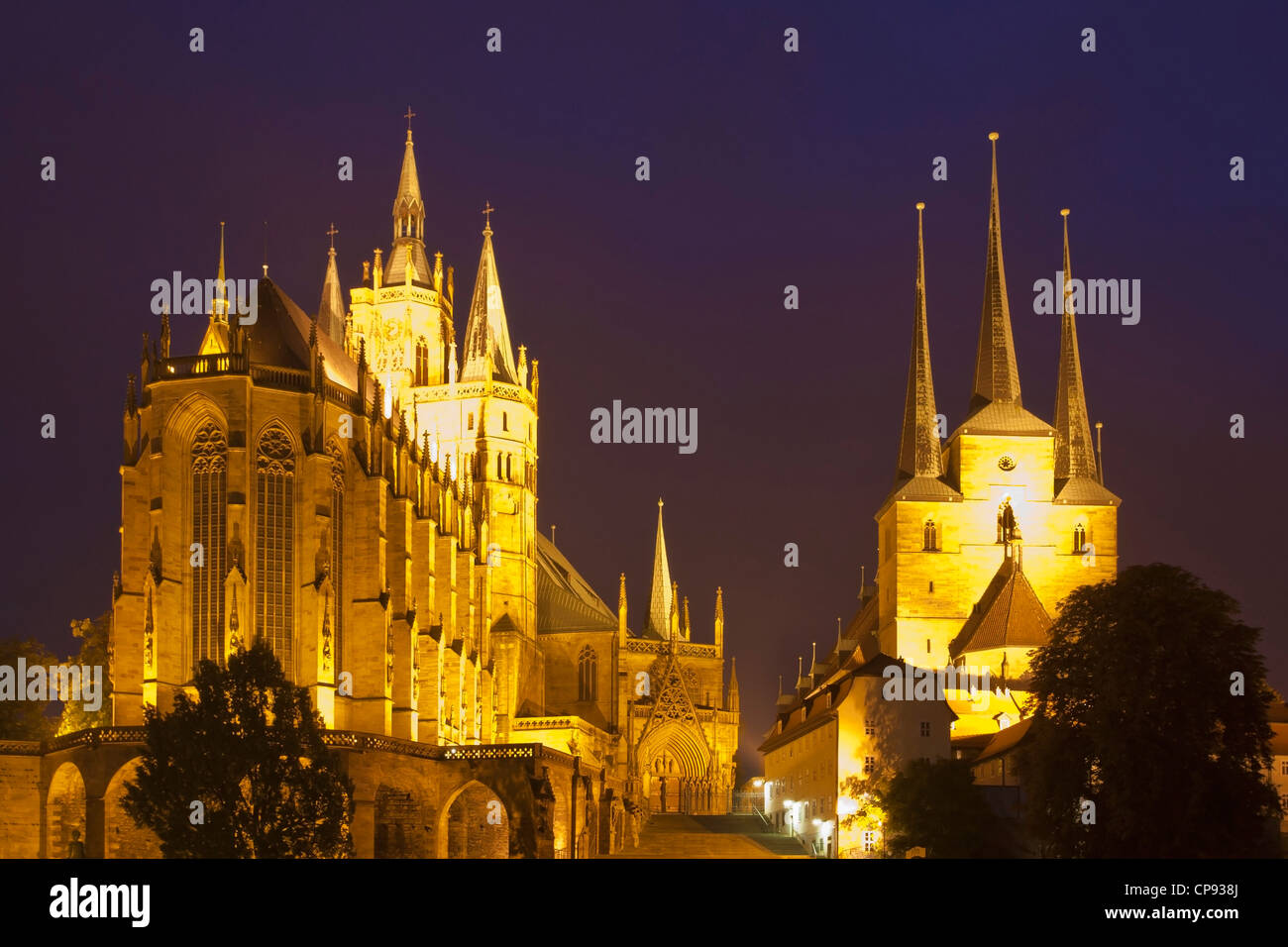 Deutschland, Thüringen, Erfurt, Blick auf die Kirche in der Nacht Stockfoto