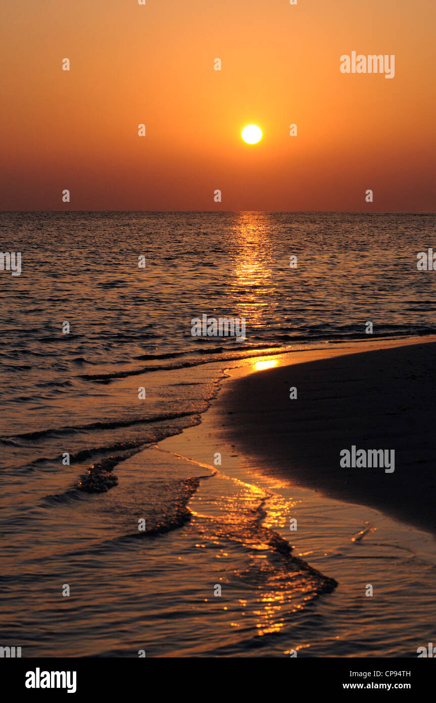 Sonnenuntergang über einem Strand auf den Malediven Stockfoto