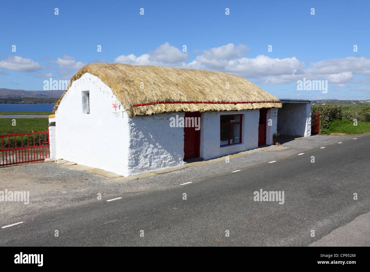 Alte Hütte am Straßenrand in der Nähe von St. John's Point, County Donegal, Irland Stockfoto