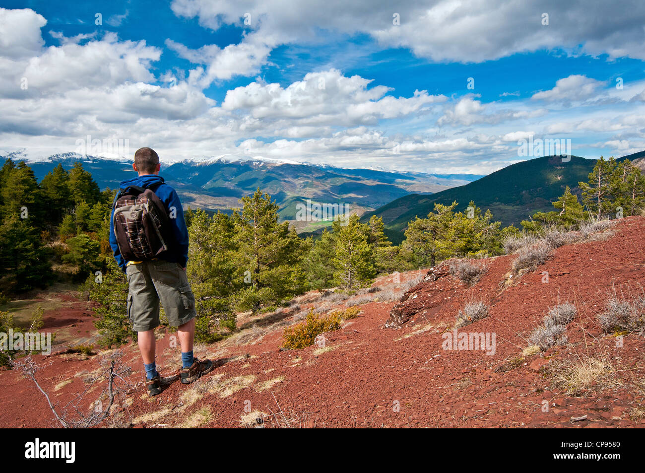 Erwachsenen männlichen kaukasischen Wanderer beobachten das Panorama über die Pyrenäen, Cerdanya, Katalonien, Spanien Stockfoto