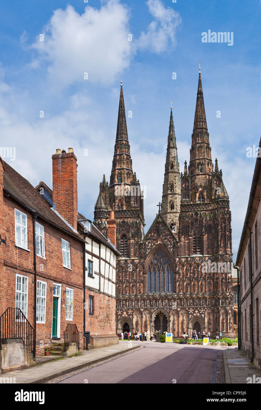 Lichfield Kathedrale Westfassade aus der enge Staffordshire England UK GB EU Europa Stockfoto