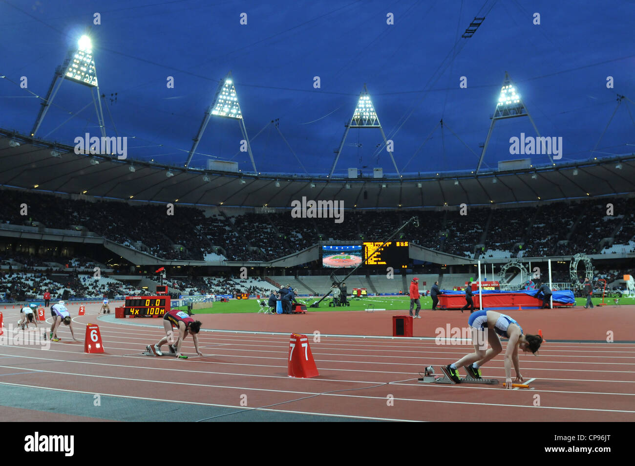 Olympia 2012-Leichtathletik-Stadion, London, UK. Frauen 4 x 100-Staffel bei der BUCS VISA-Outdoor-Leichtathletik-Weltmeisterschaft. 5. Mai 2012 Stockfoto