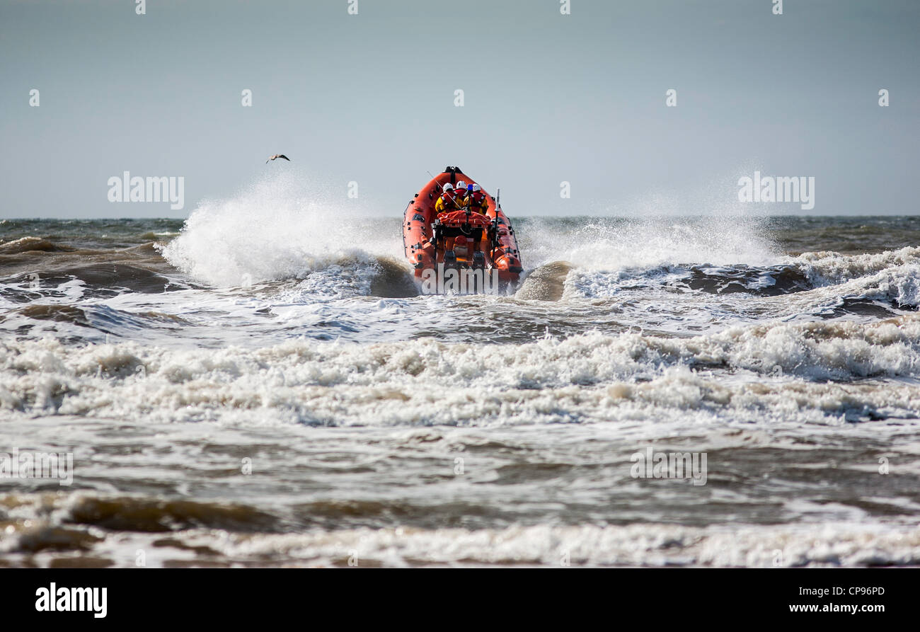 Ein Rettungsboot startet vom Strand in Blackpool, UK Stockfoto