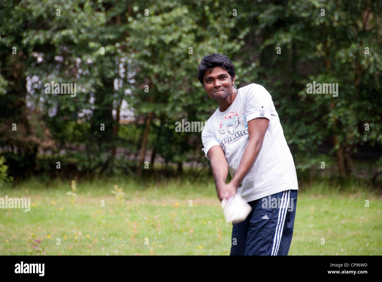 Indischer Cricketspieler lächelnd in die Kamera Stockfoto