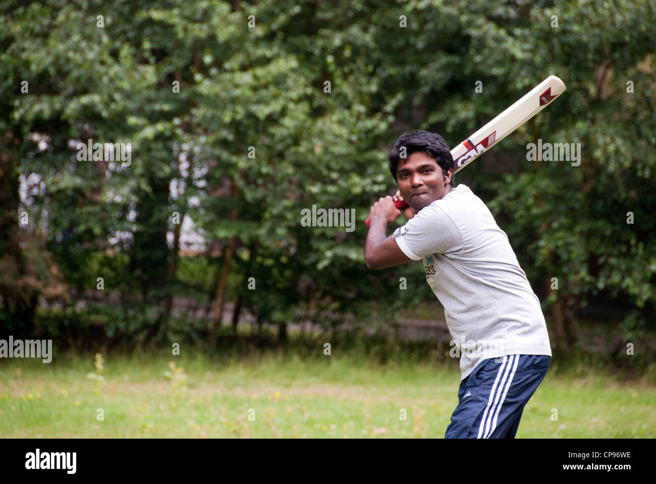 Indischer Cricketspieler halten, Kricketschläger Stockfoto