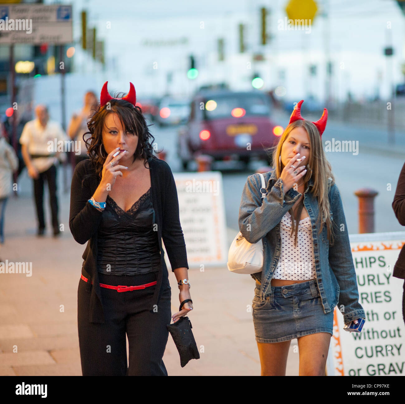 Zwei Mädchen auf ihrem Weg zu einem Junggesellinnenabschied in Blackpool, Großbritannien Stockfoto
