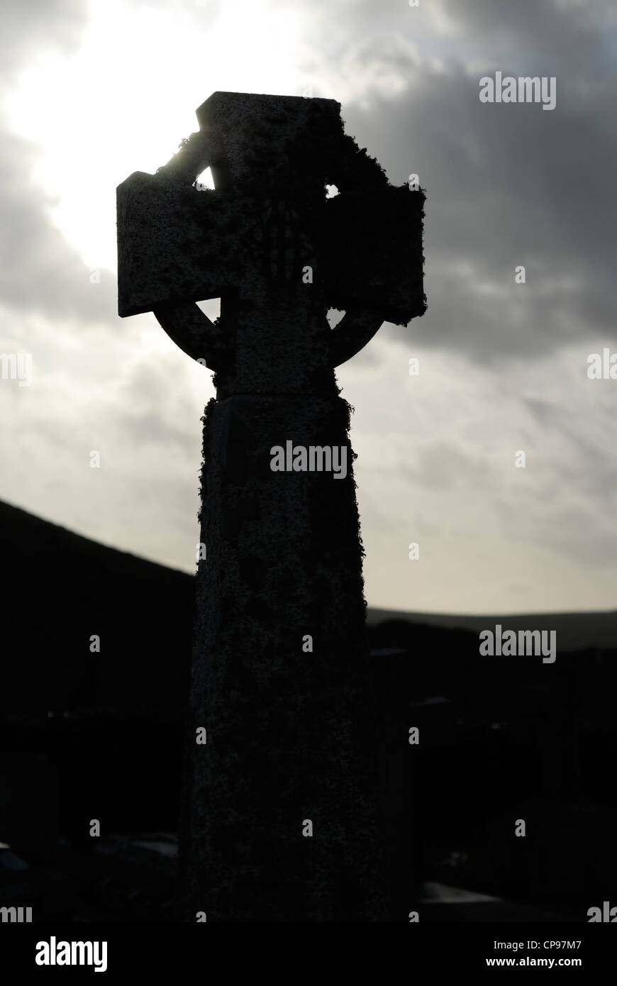 Silhouette des keltischen Kreuzes in Cornish Friedhof. Stockfoto