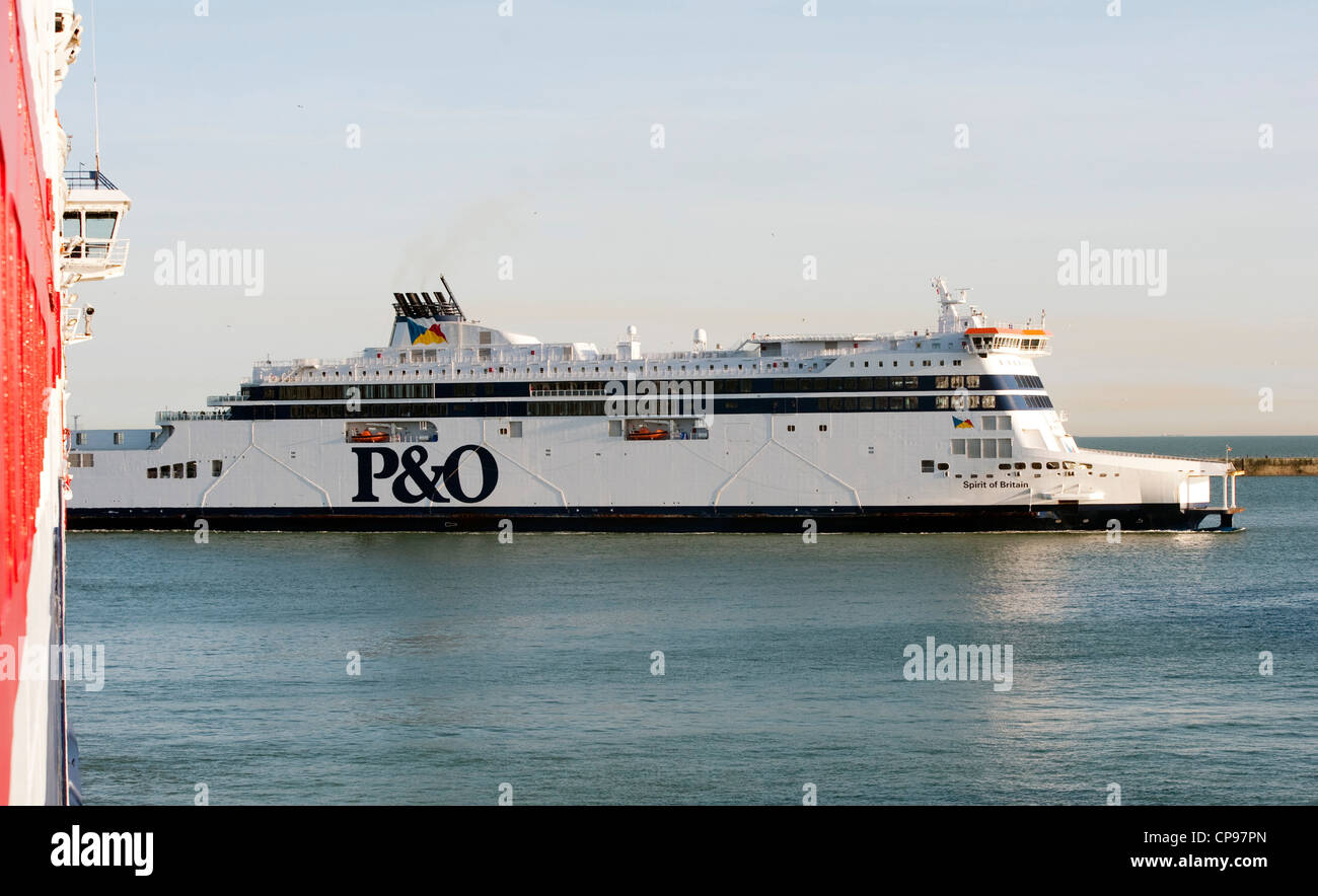 P & O Fähre auf dem Wasser in der Nähe von Dover Überschrift nach Calais Stockfoto