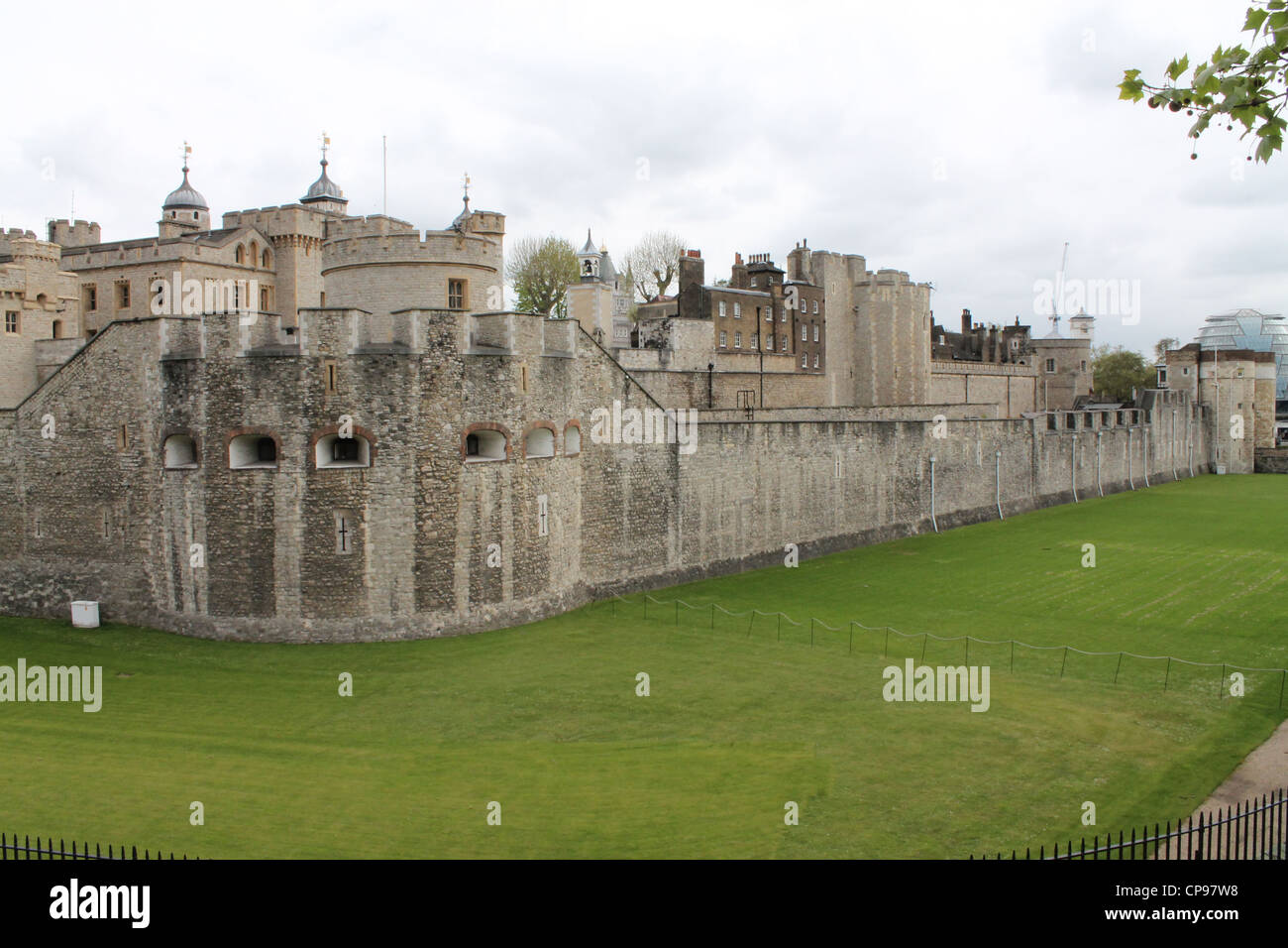 Der Tower of London Außenwand und graben, Stockfoto