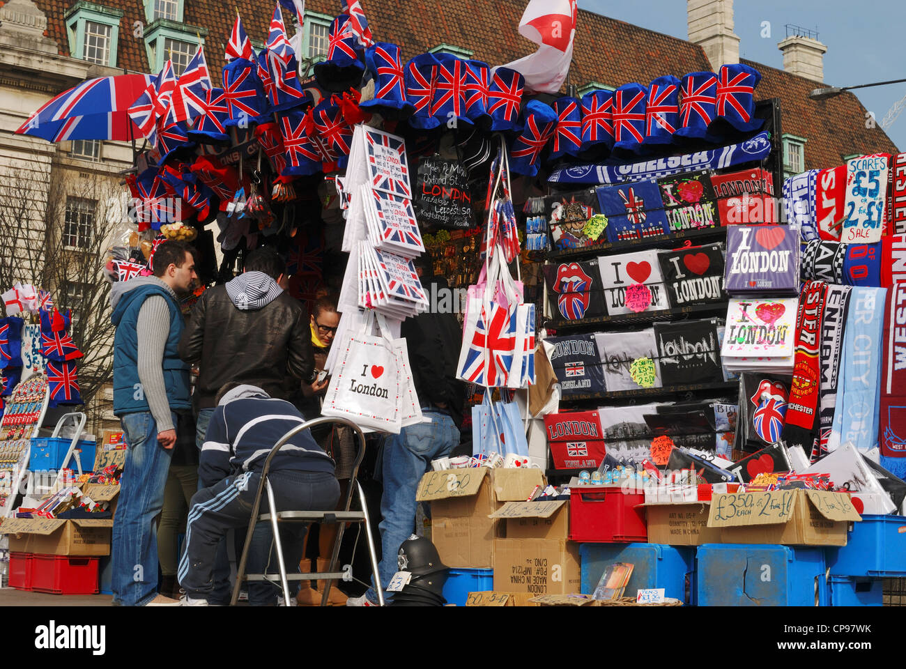 Tourist-Stall mit Souvenirs auf der Uferpromenade von Albert Embankment von Westminster Bridge. Lambeth. London. England. Stockfoto