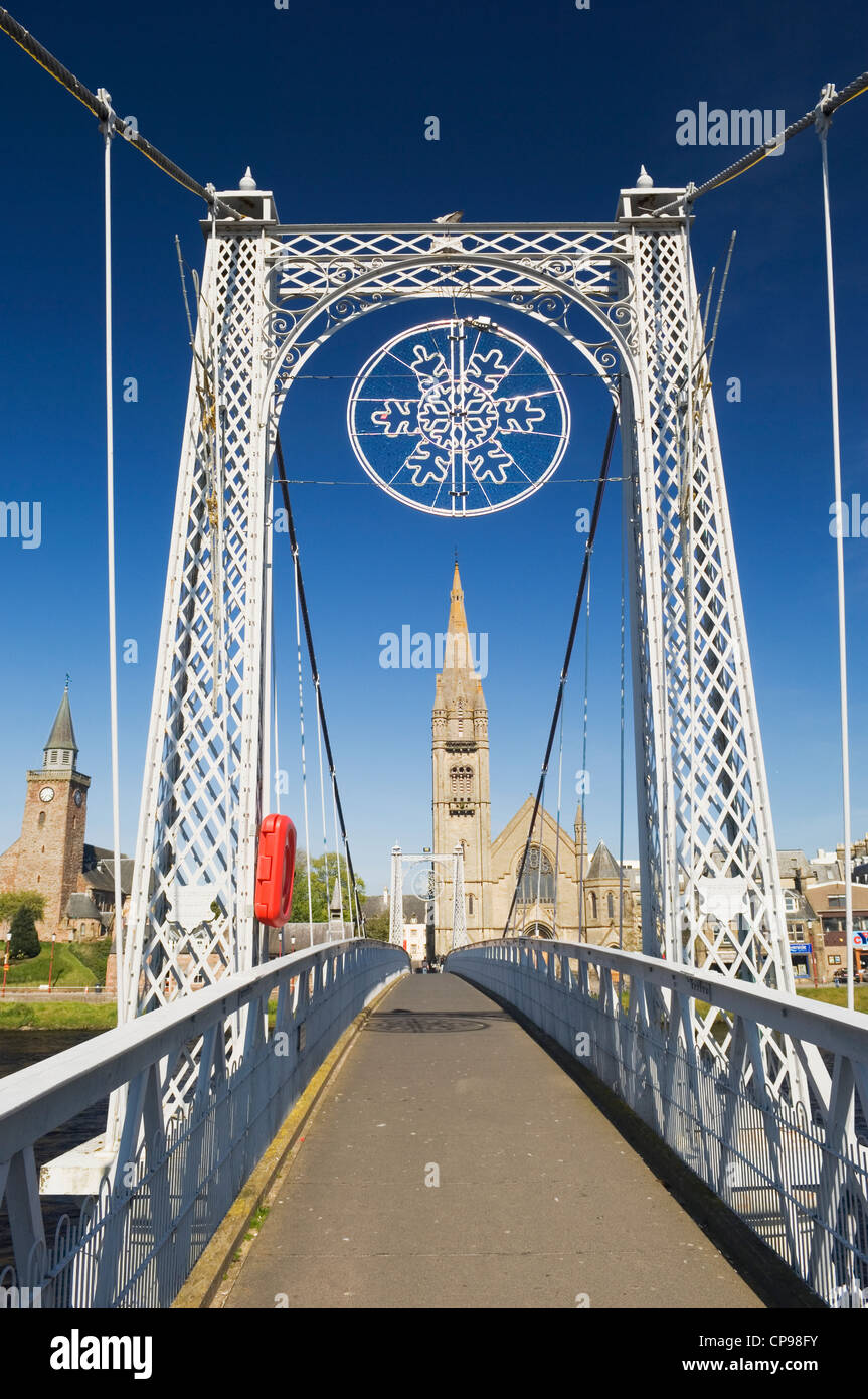 Die Greig Street Bridge, eine bekannte Fußgängerbrücke über den Fluss Ness in Inverness, Schottland. Stockfoto