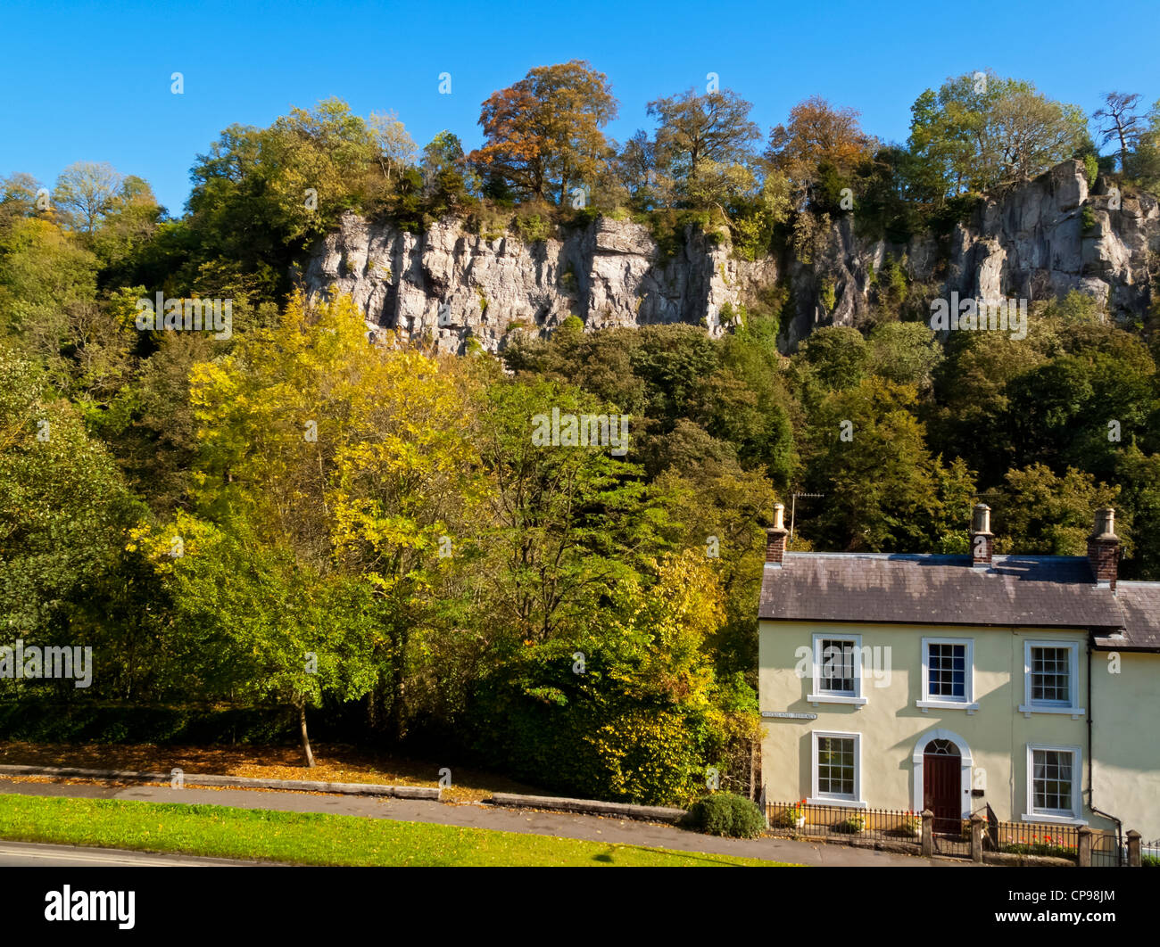 Kalksteinfelsen beliebt bei Kletterern in Matlock Bath Dorf Derbyshire Peak District England UK mit Cottage vor Stockfoto