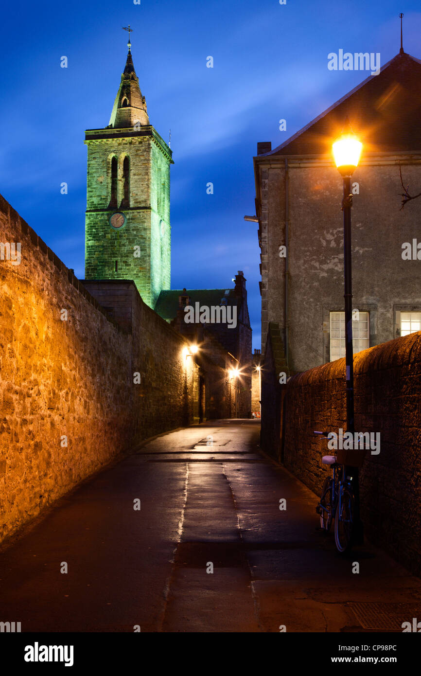 Hintern Wynd und St Salvators Universitätskapelle bei Dämmerung St Andrews Fife Schottland Stockfoto