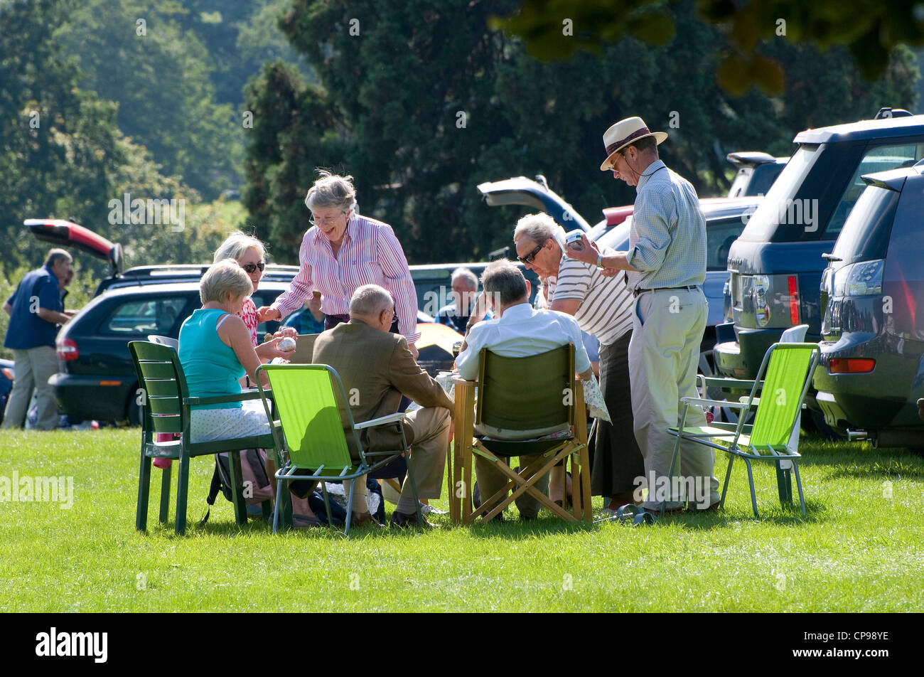 Picknick im Parkplatz bei Sportveranstaltung Stockfoto