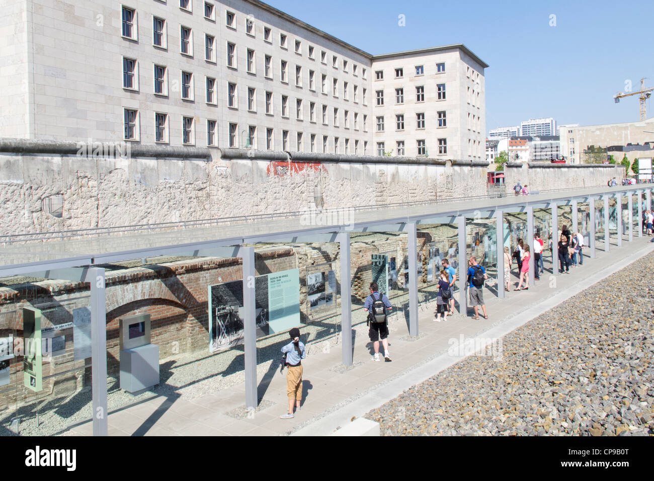 Touristen, die gerne an der Topographie des Terrors-Museum - Berlin Stockfoto