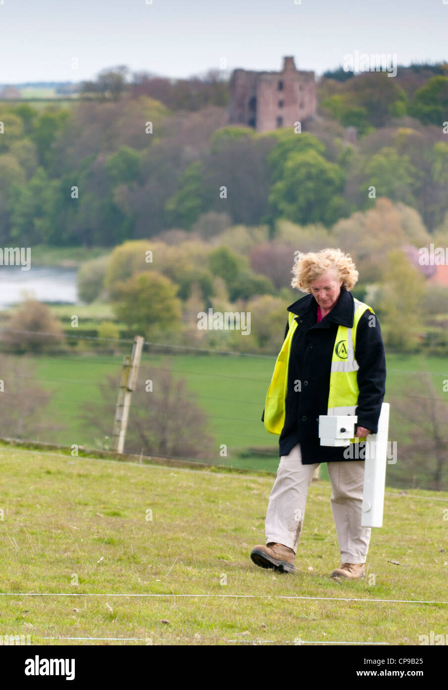 Ein Archäologe in der Nähe von Ladykirk mit Blick auf die schottischen Grenze in England und Norham Castle Bewachung der Ford. Stockfoto