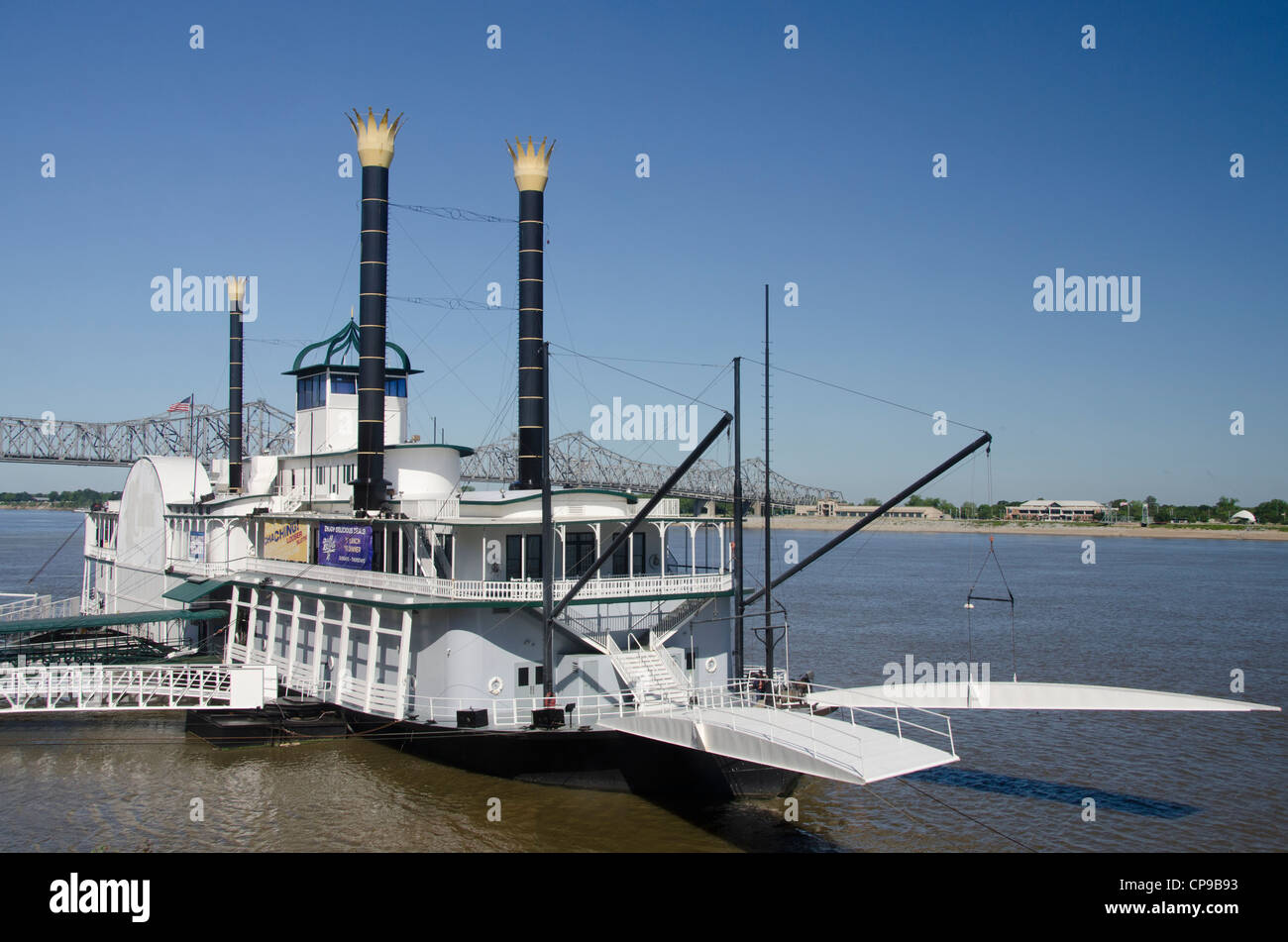 Mississippi Natchez. Hafen von Natchez entlang des Mississippi River. Traditionelle Schaufelrad Boot, jetzt ein schwimmendes Casino. Stockfoto