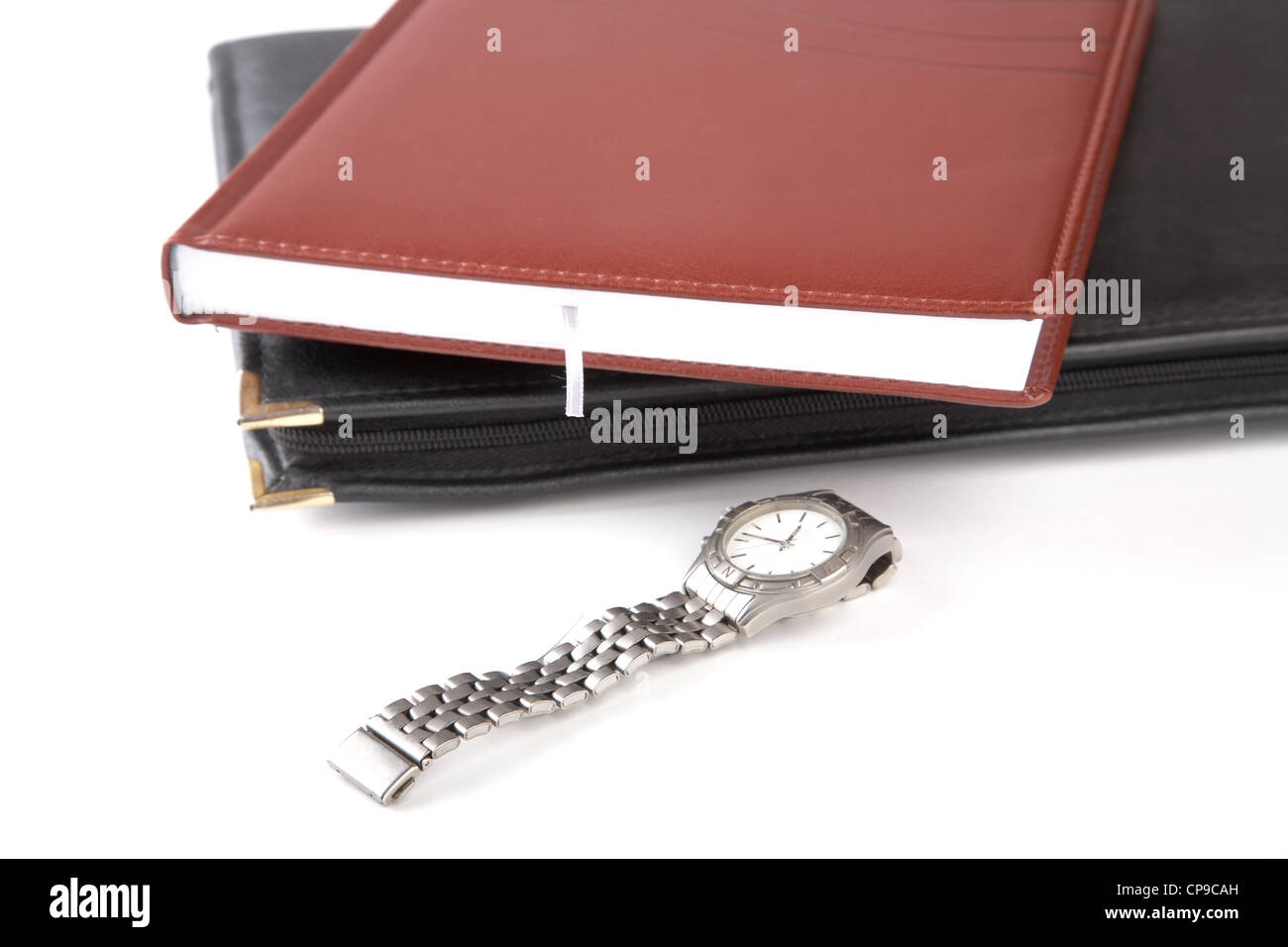 Ordner für Papiere, Veranstalter und beobachten Sie auf einem weißen Hintergrund Stockfoto