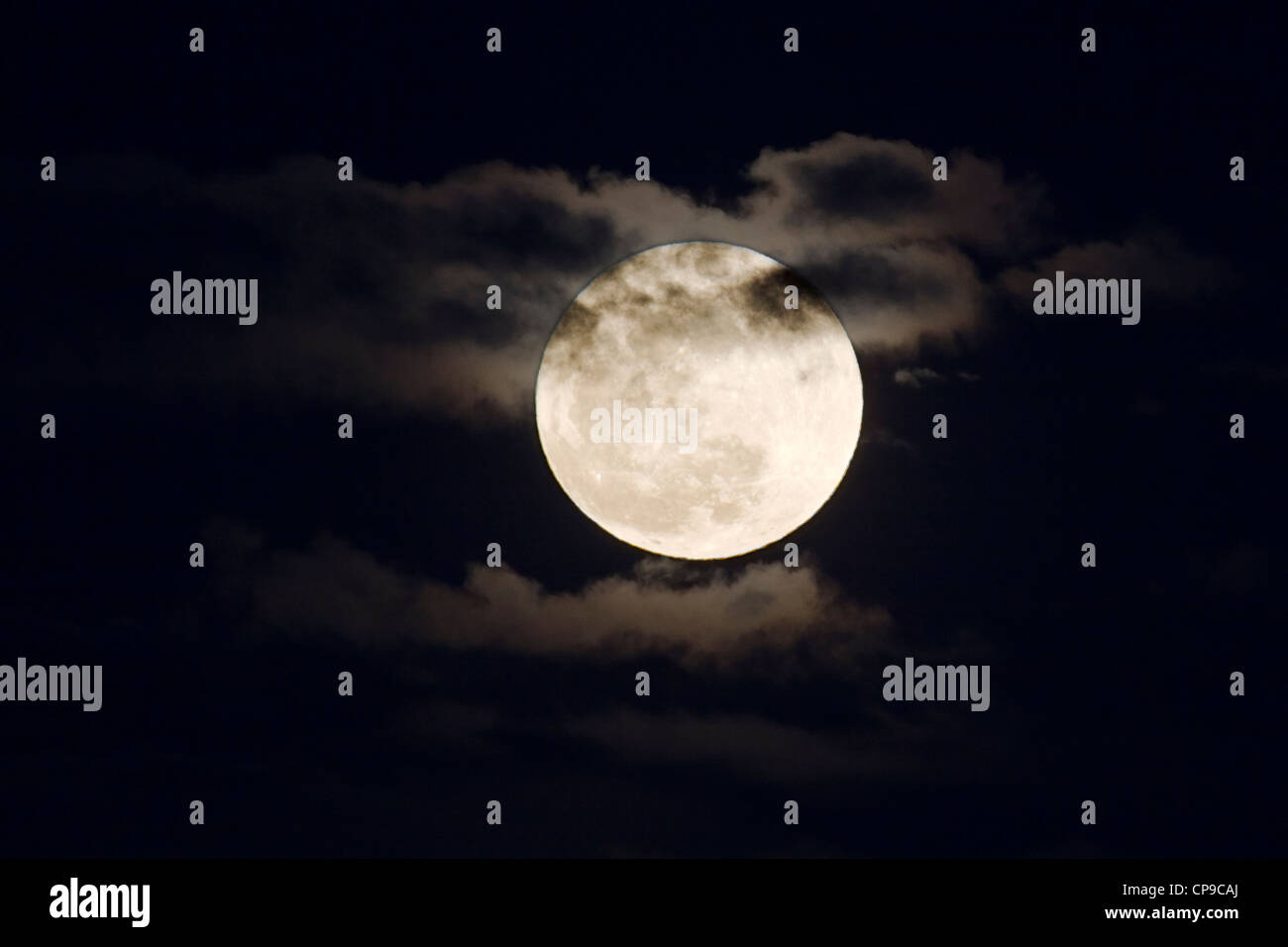 Titels Vollmond oder Supermoon, steigt über Salida, Colorado, USA. Mond ist näher an der Erde in der Umlaufbahn als normal. Stockfoto