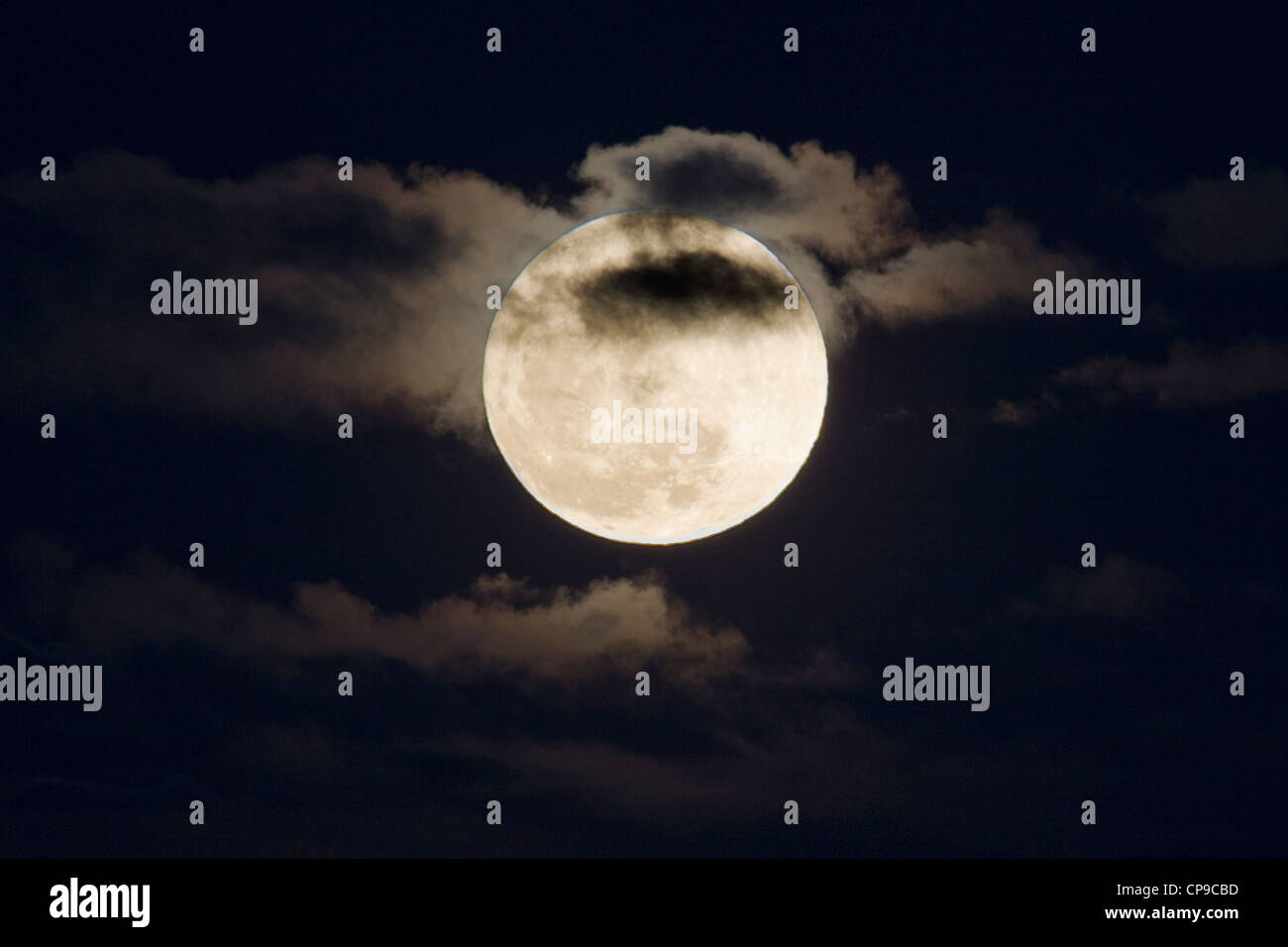 Titels Vollmond oder Supermoon, steigt über Salida, Colorado, USA. Mond ist näher an der Erde in der Umlaufbahn als normal. Stockfoto