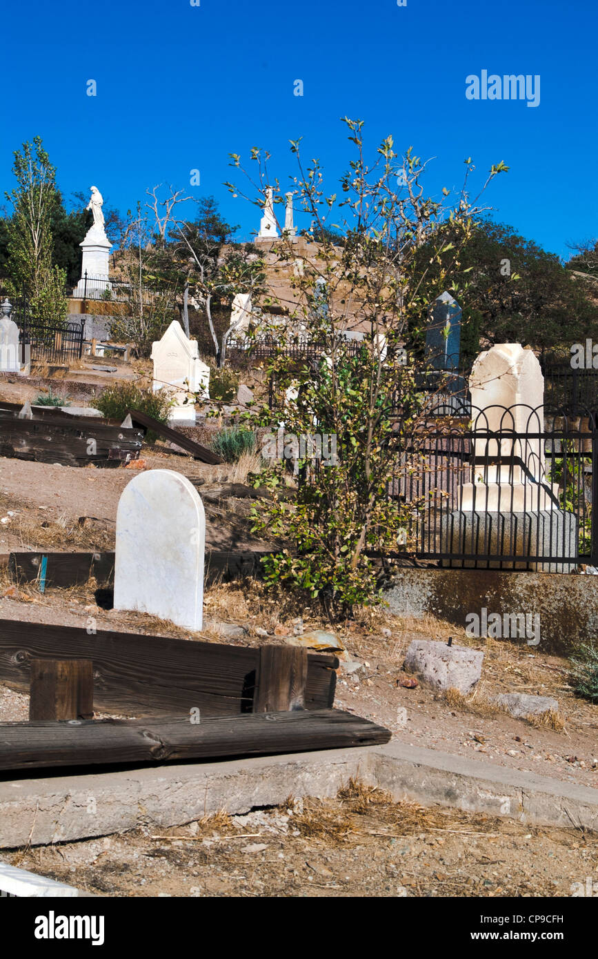 Grabsteine auf Friedhof gesetzt auf einem Hügel Stockfoto